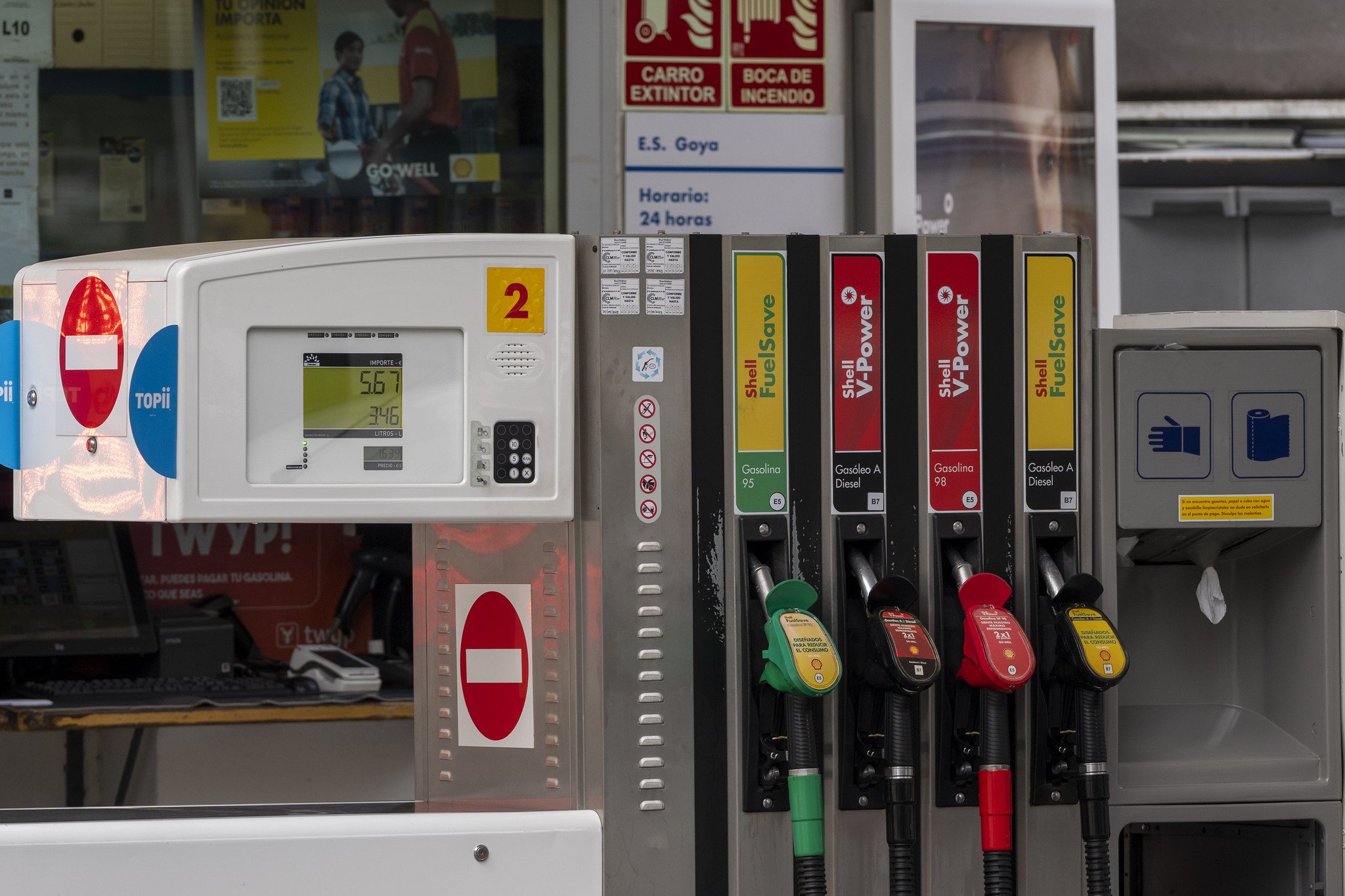 "Esta evolución es debida, principalmente, a la subida de los precios de los combustibles y lubricantes para vehículos personales", dice el INE / Foto: Pablo Moreno