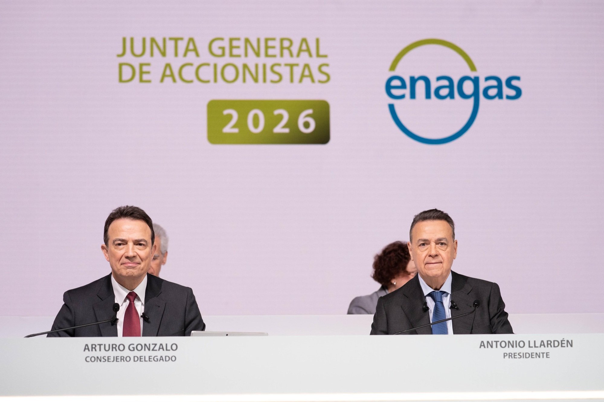 Arturo Gonzalo y Antonio Llardén han sido renovados por otros cuatro años: el primero concentra el poder ejecutivo y su silla depende de si Sánchez permanece en La Moncloa, mientras el segundo sabe cómo mantenerse con gobiernos del PSOE y del PP