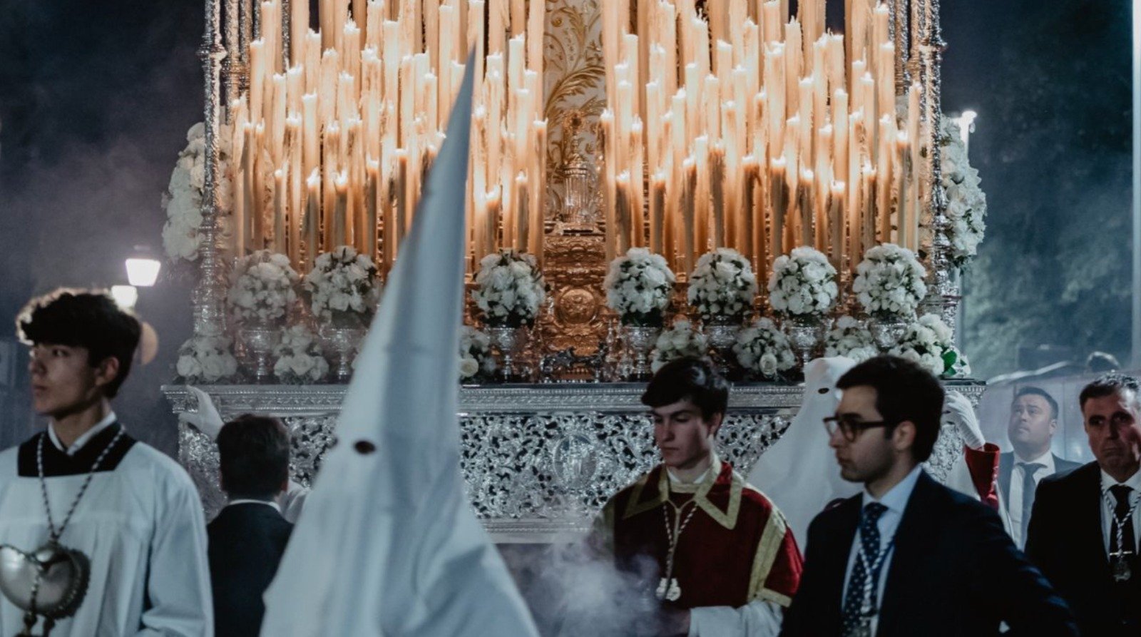 En muchas zonas de España cada hermandad tiene su propio incienso, es una seña más de identidad, con sus propios matices