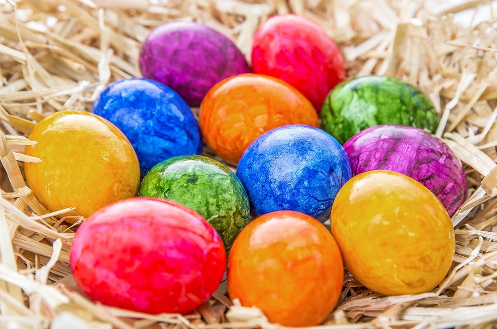 Los huevos de Pascua representan la piedra del sepulcro de Cristo y la vida escondida en su interior y lista para abrirse, siendo así símbolo de su resurrección y de una nueva vida, ofreciendo salvación y esperanza para toda la humanidad