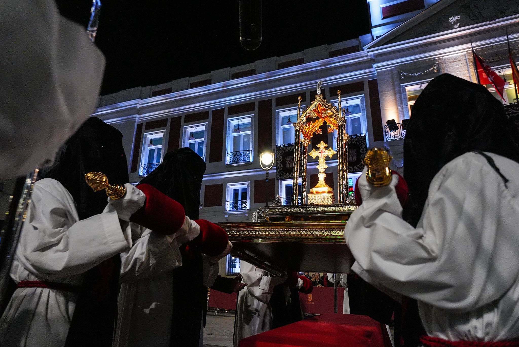 Todos los pasos se colocaron en semicírculo alrededor del Lignum Crucis, los portadores de las imágenes mantenían el bamboleo del paso en señal de respeto