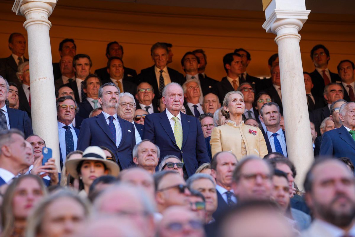 Acompañado por la Infanta Elena que no por su esposa, la Reina Sofía, lo que tiene su importancia, SM Juan Carlos I acudió a los toros en la Maestranza de Sevilla