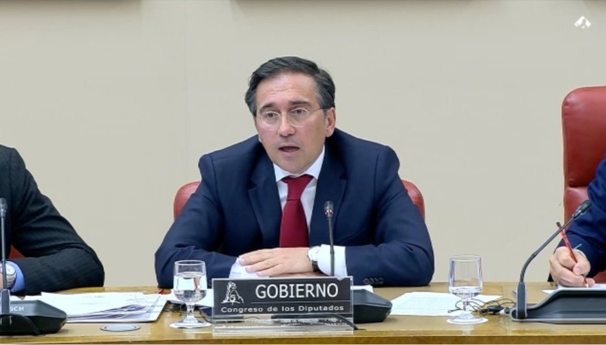 José Manuel Albares se ha rendido a los británicos y ha engañado a los españoles