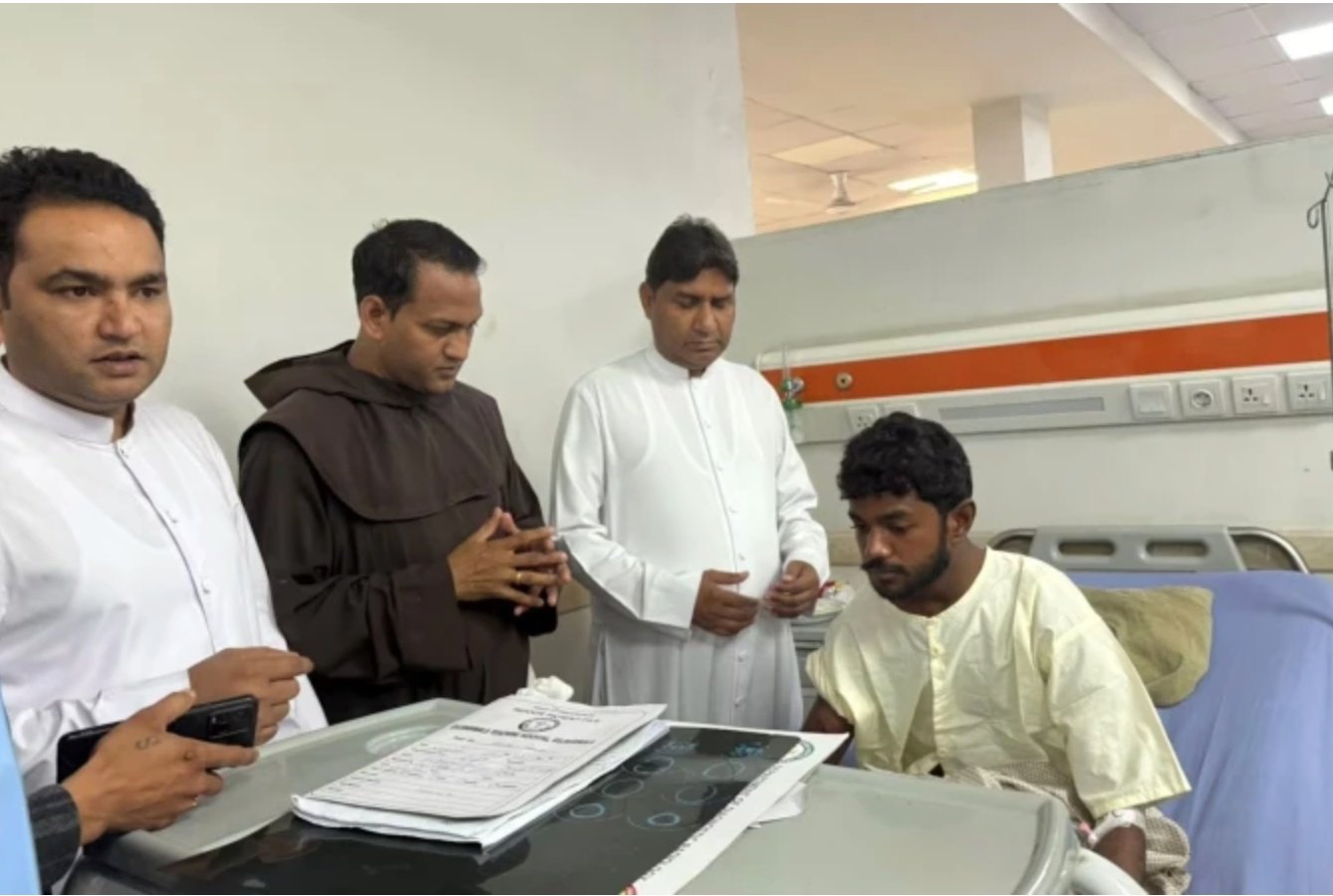 Un fraile capuchino visita a cristianos heridos en Alipur Road, Pakistán