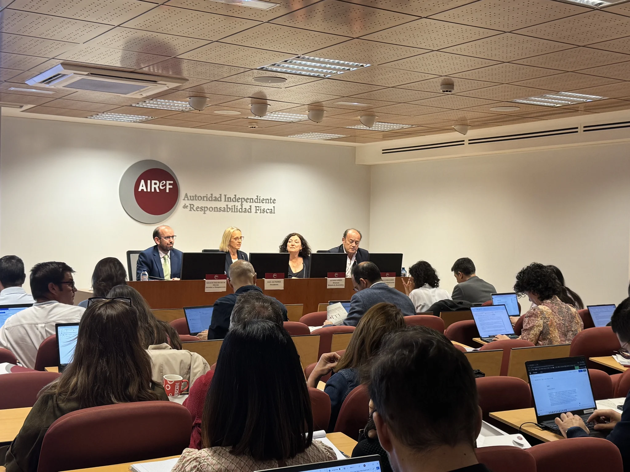 La Autoridad Independiente de Responsabilidad Fiscal (AIReF) publicó hoy el informe sobre los presupuestos iniciales de las Administraciones Públicas (AAPP) 2026, en el que revisa sus previsiones macroeconómicas y fiscales