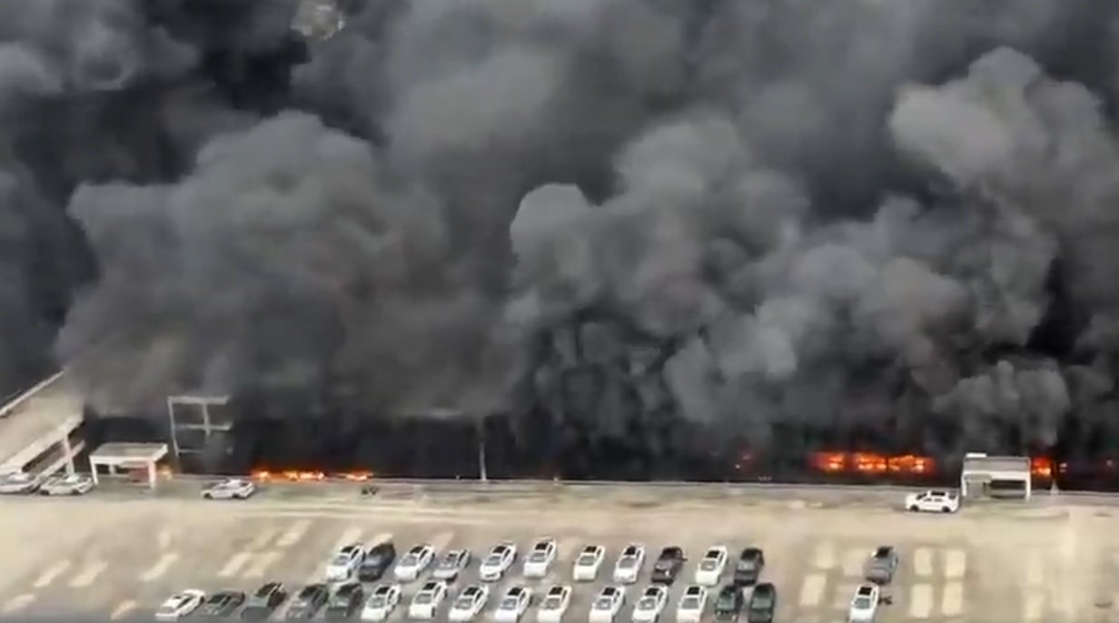 Durante el viaje de Sánchez a China se produce un gran incendio en un aparcamiento del fabricante de de vehículos eléctricos BYD Durante el viaje de Sánchez a China se produce un gran incendio en un aparcamiento del fabricante de de vehículos eléctricos BYD