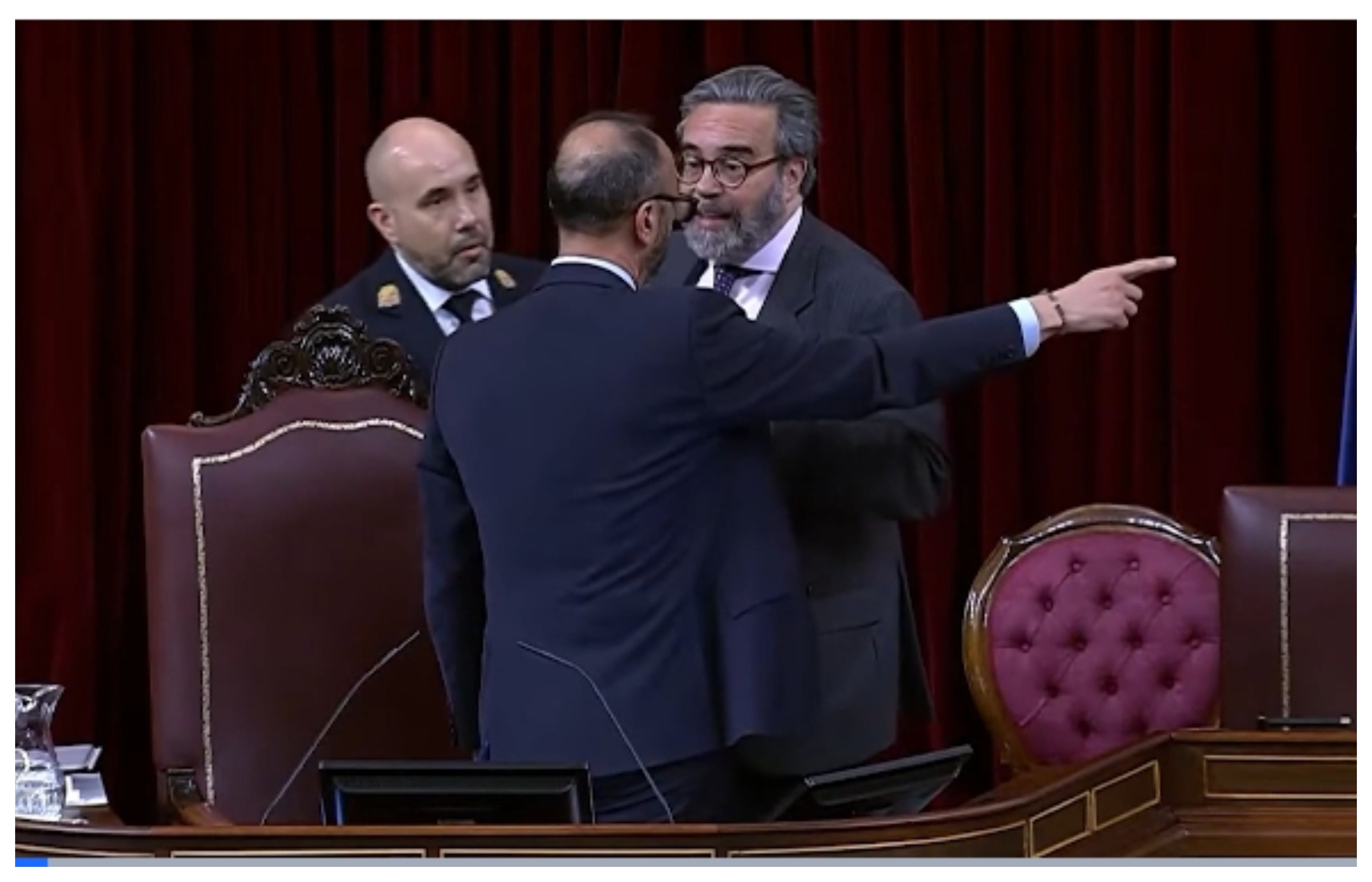 La pregunta es si el presidente del Congreso tiene la potestad de expulsar a un diputado durante un periodo, que puede ser de meses, y privarle de ejercer su labor en el 'templo de la palabra', competencia que le han otorgado los ciudadanos con su voto