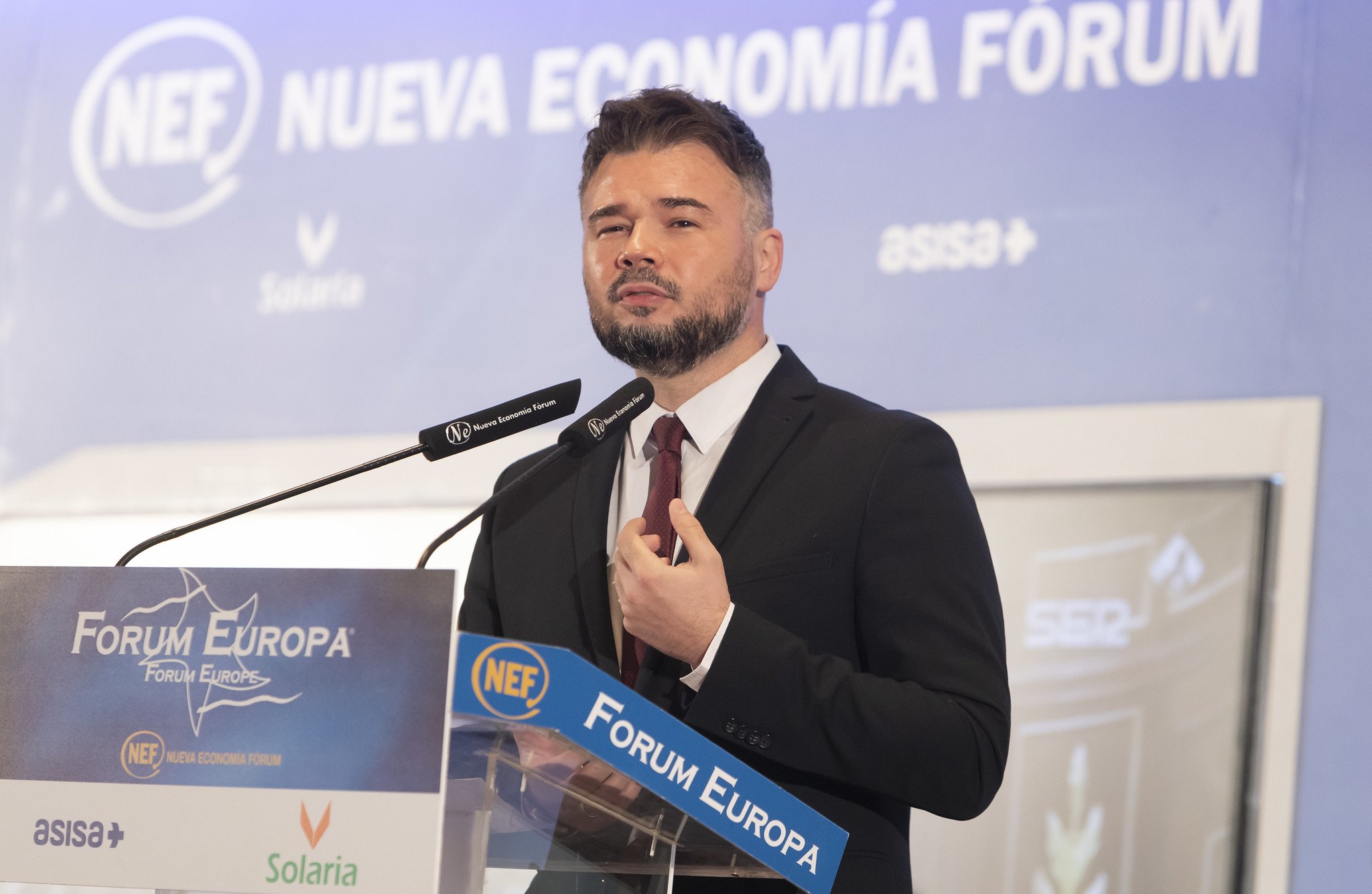 Llega una nueva payasada del populista Rufián, que ahora al igual que las podemitas, carga contra Amancio Ortega  / Foto: Pablo Moreno