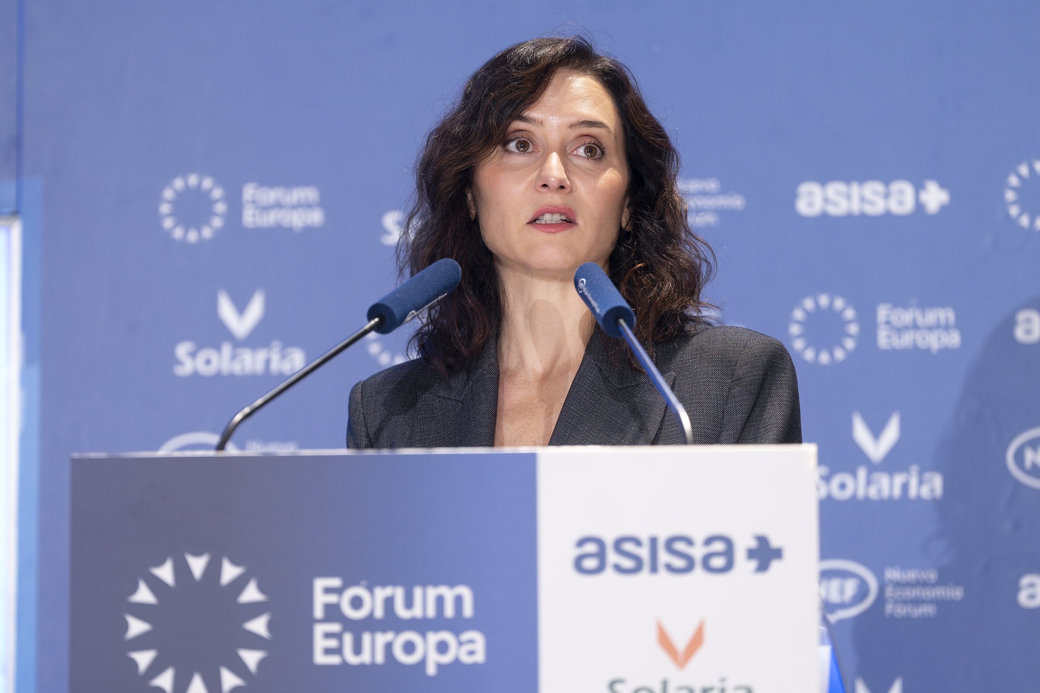 Con mucha elegancia, a Ayuso le basta con dos medallas para contestar a Sánchez / Foto: Pablo Moreno 