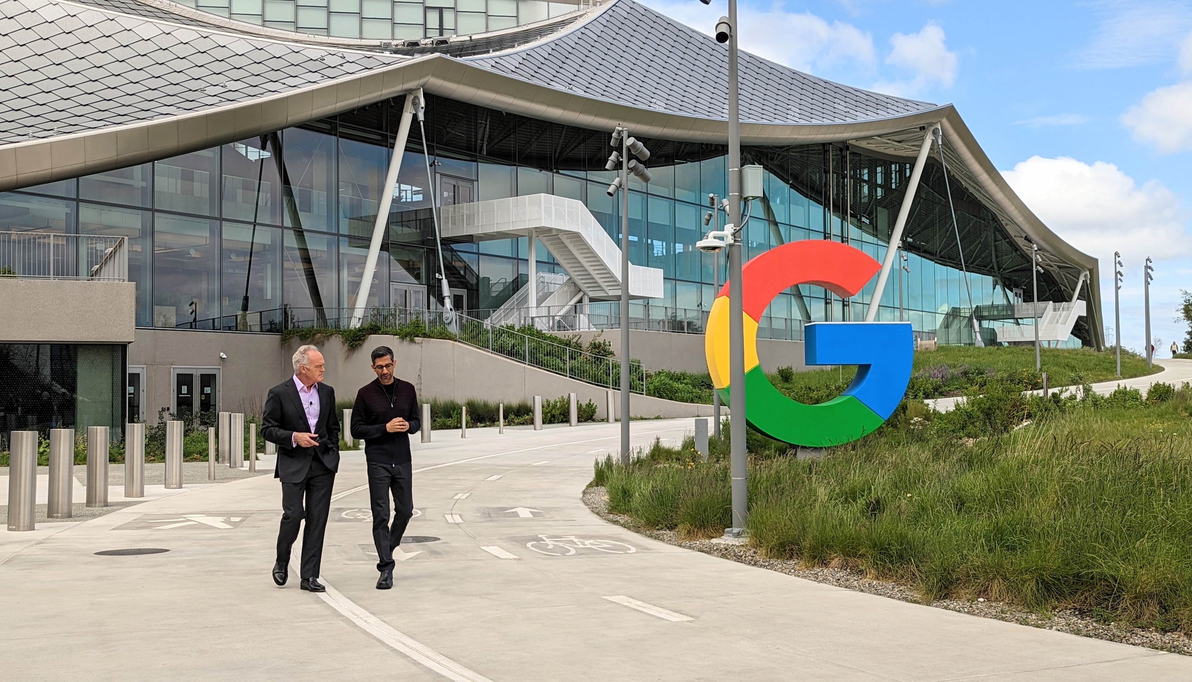 El CEO de Google, Sundar Pichai (a la derecha), extiende la censura a la aplicación Maps