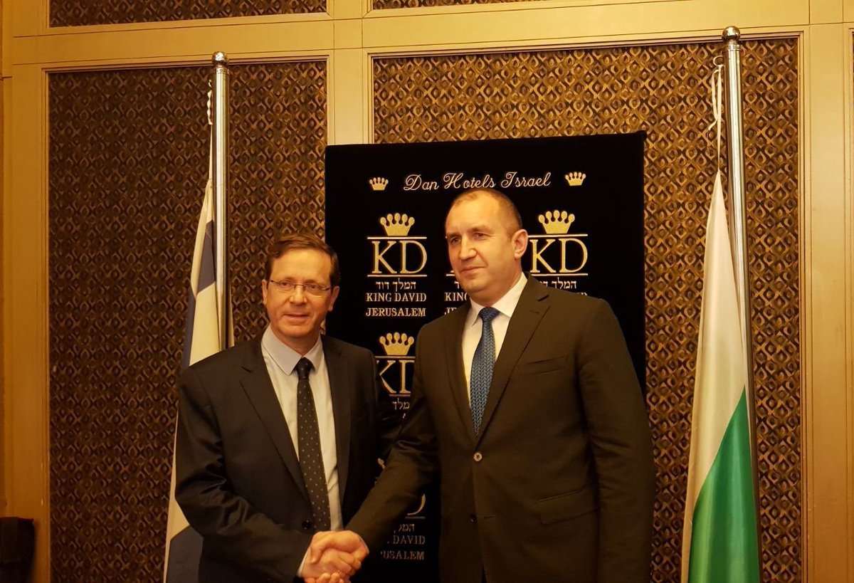 Rumen Radev, a la derecha, repite como presidente de Bulgaria