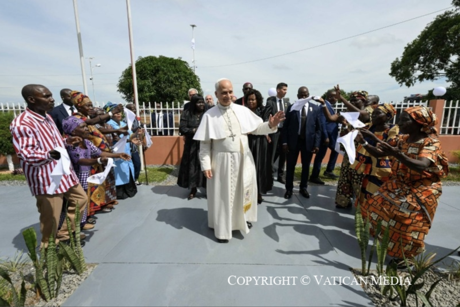 León XIV ha visitado un hogar de acogida para personas mayores, en la ciudad de Saurimo, en Angola