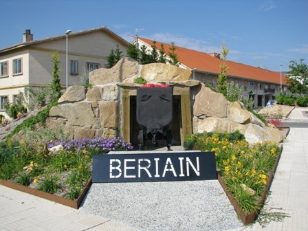 Un nuevo caso llega desde Beriáin, lo cuenta el Diario de Navarra: un centenar de vecinos se han concentrado en el Casco Viejo de la localidad, a escasos metros de la casa okupada