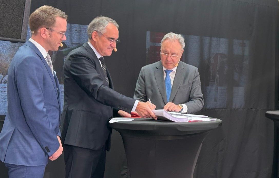 José Antonio Jainaga firma su segundo contrato como presidente de Talgo