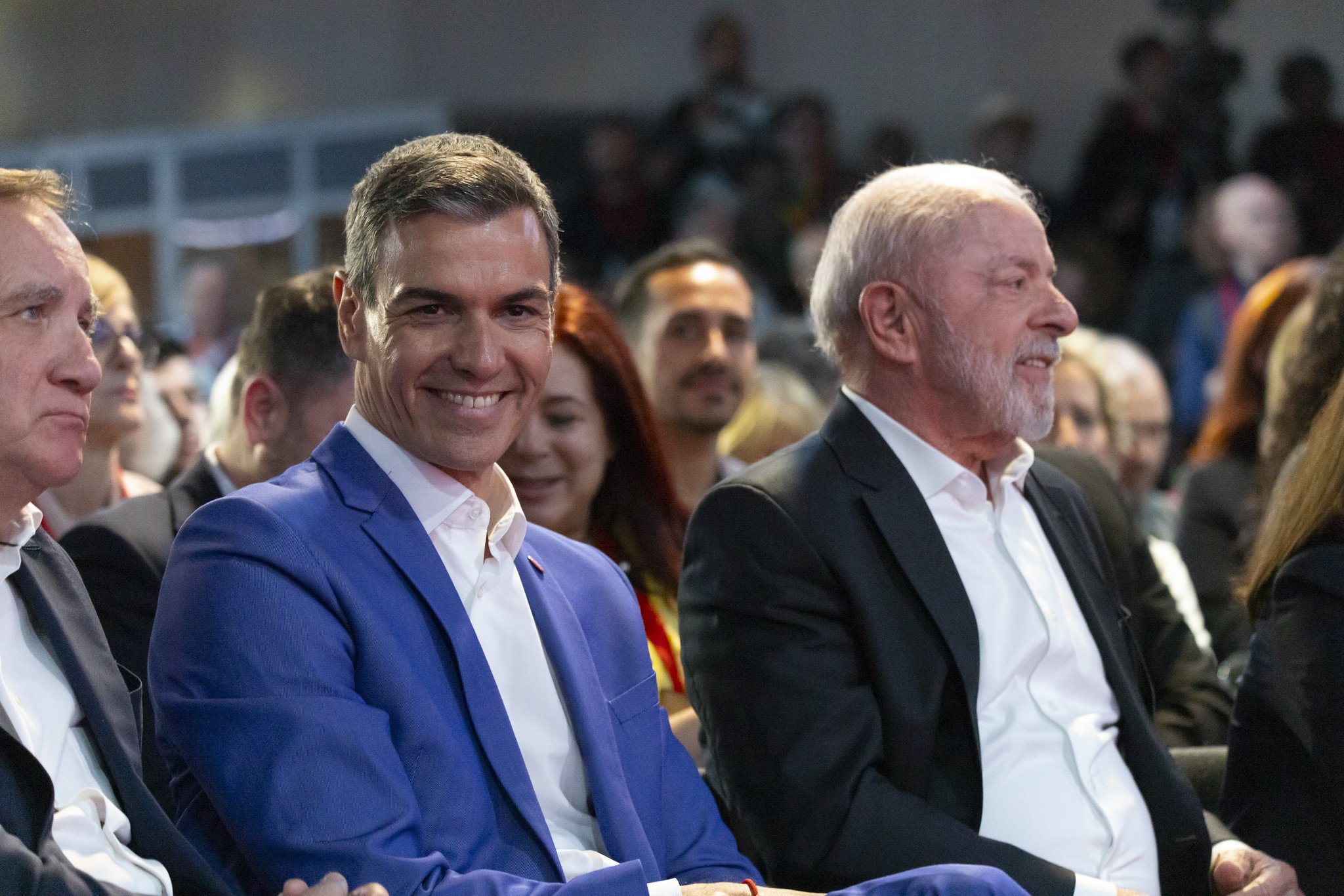 A don Pedro no le vale con haber hecho volar a Franco en helicóptero, él quiere más, para que la historia le recuerde como un grande, por eso ha decidido que las cámaras emitan el "proceso completo de las exhumaciones del Valle de Cuelgamuros, desde el inicio hasta la entrega a los familiares"
