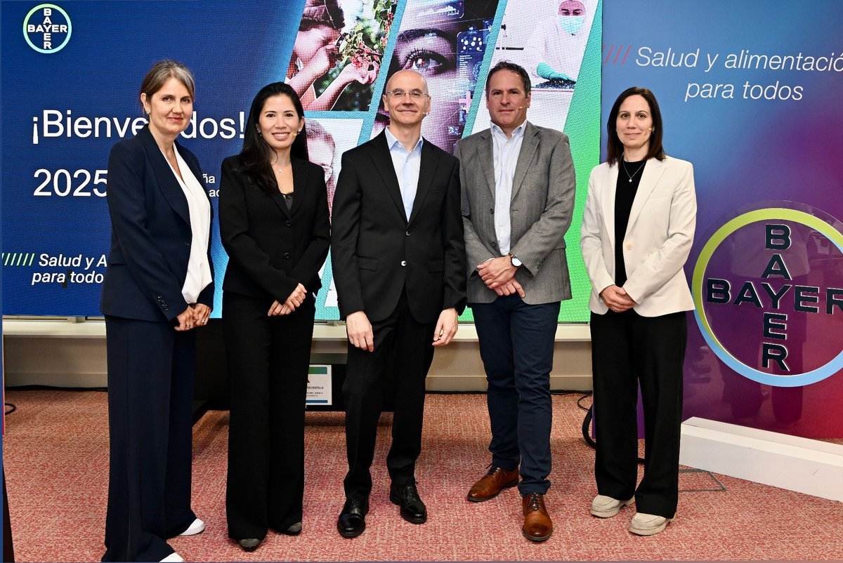 Jordi Sánchez, consejero delegado de Bayer para España y Portugal, en el centro