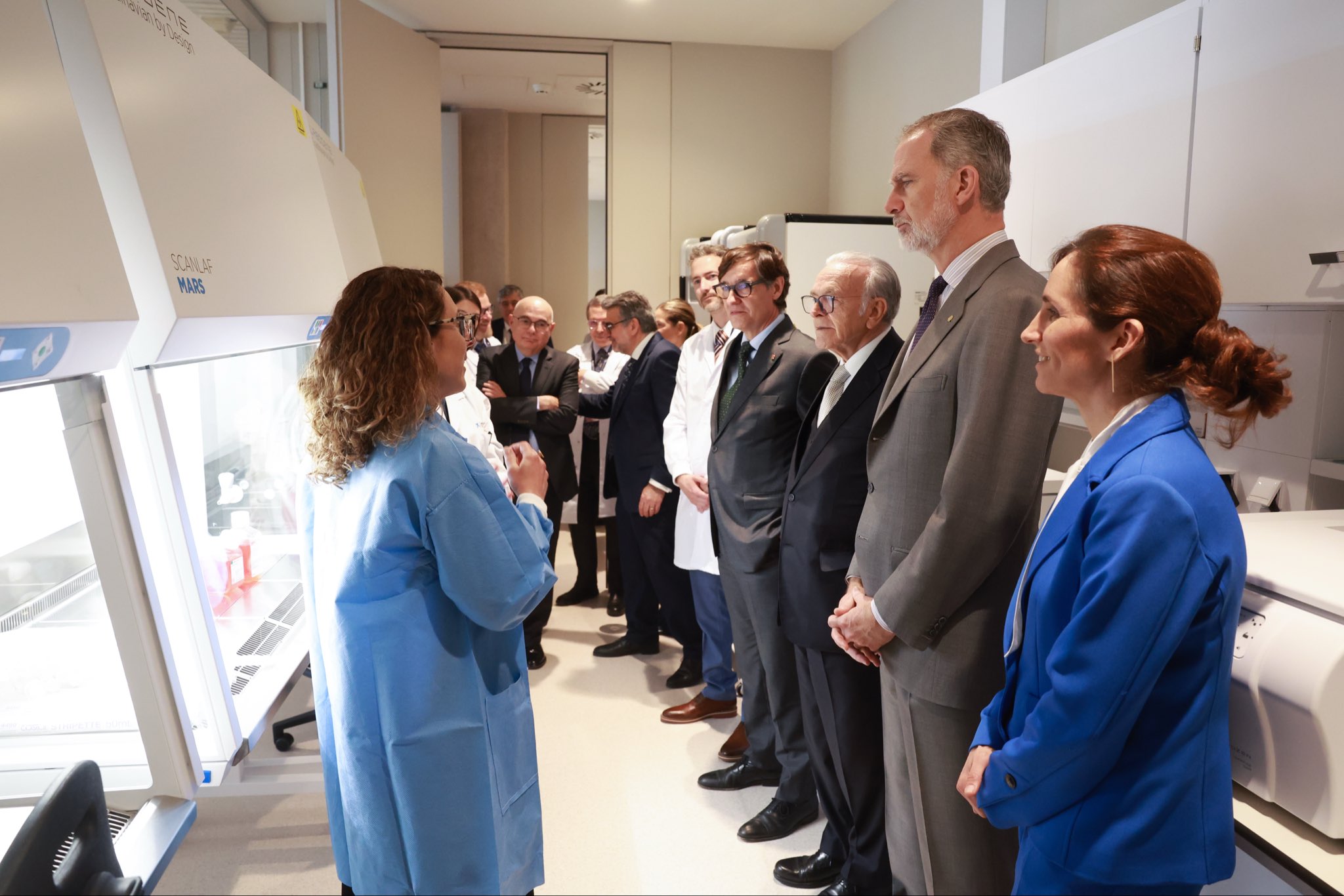 El rey Felipe VI, junto a Mónica García, Isidro Fainé y Salvador Illa, durante su visita al CaixaResearch Institute