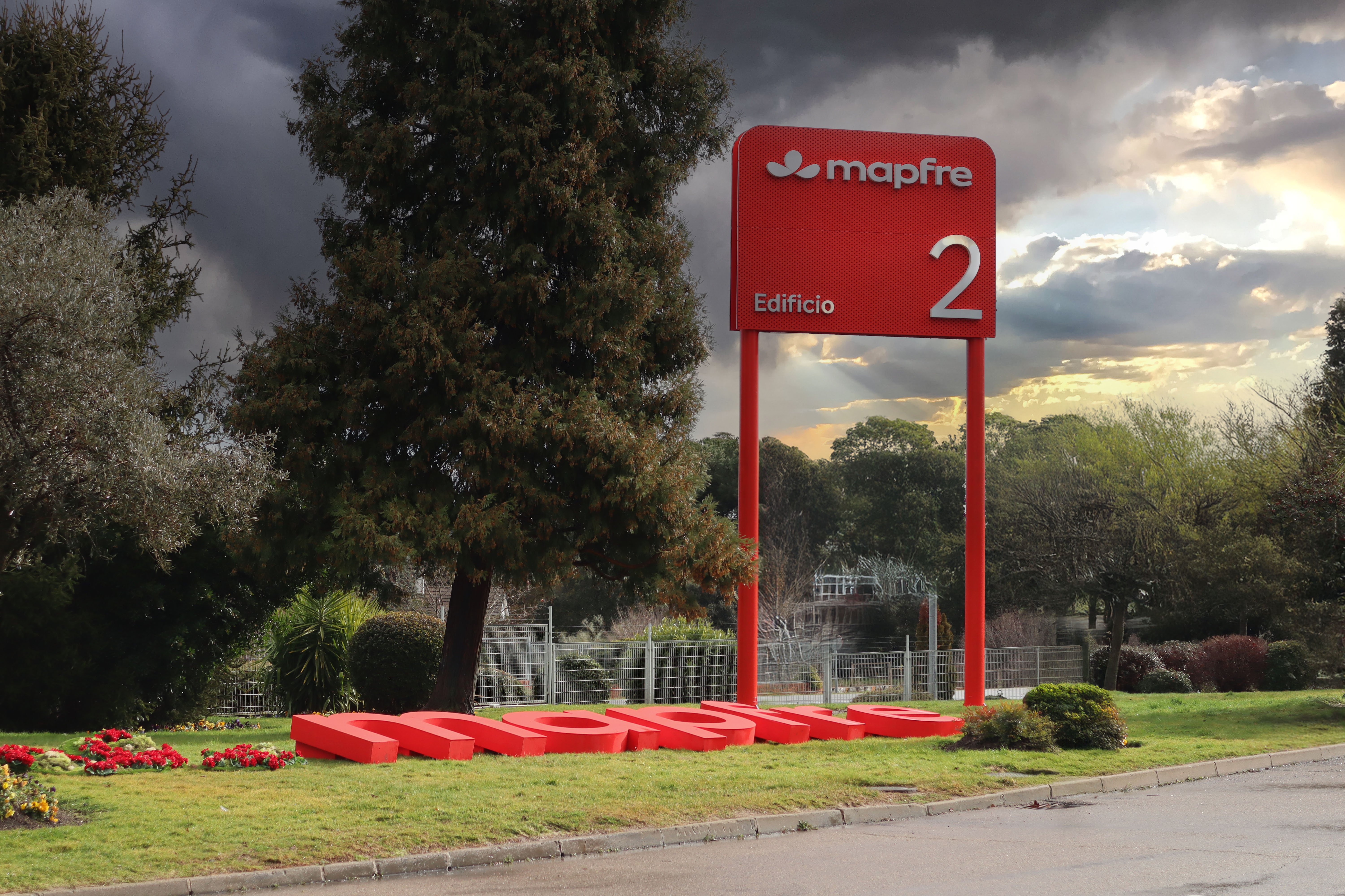 Cartel de Mapfre en la sede de la compañía en Majadahonda, Madrid