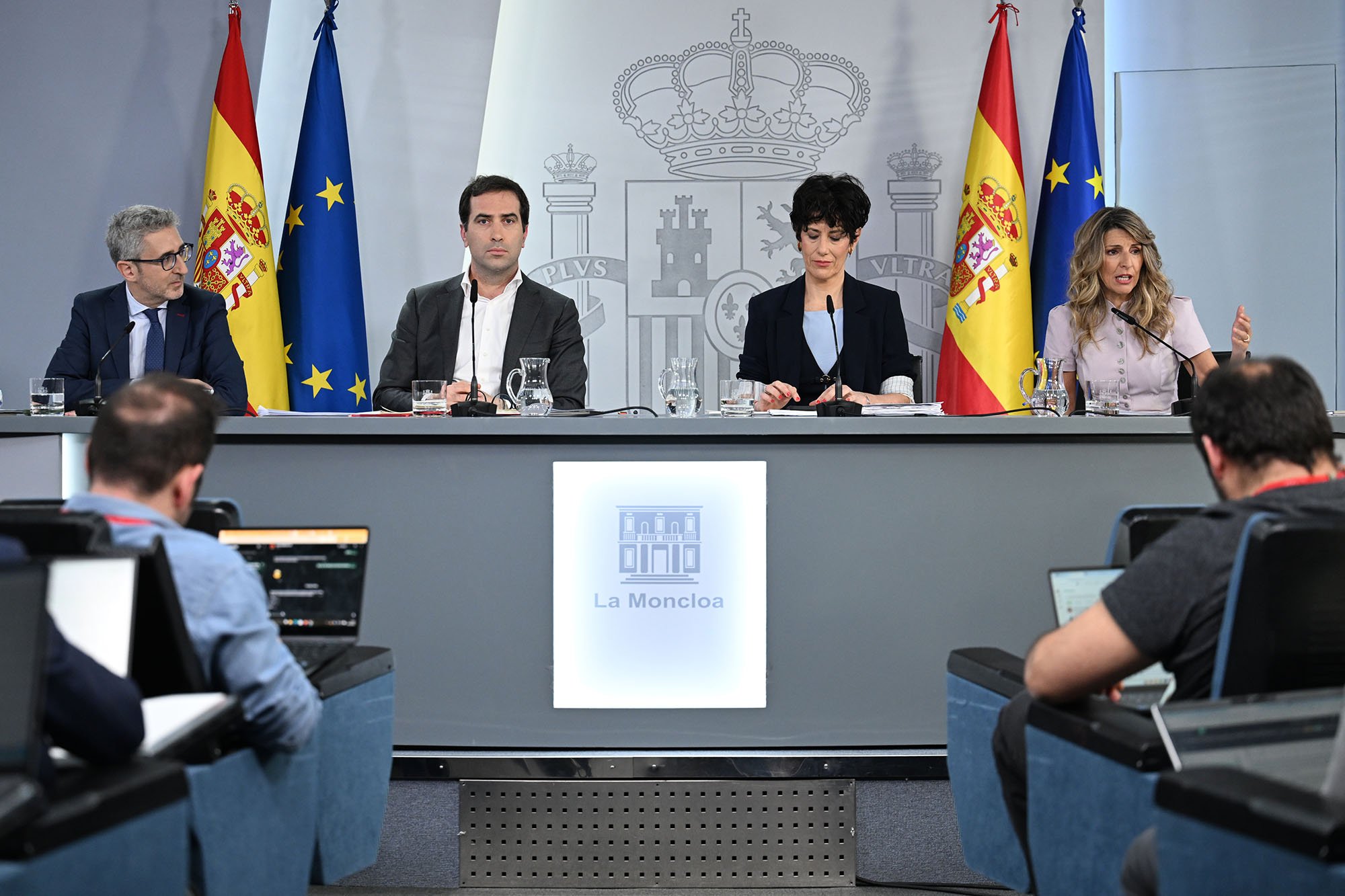 Sale a escena la portavoz, Elma Saiz, con el equipo titular: vicepresidente primero, Carlos Cuerpo, vicepresidenta segunda, Yolanda Díaz y el nuevo ministro de Hacienda, Arcadi España