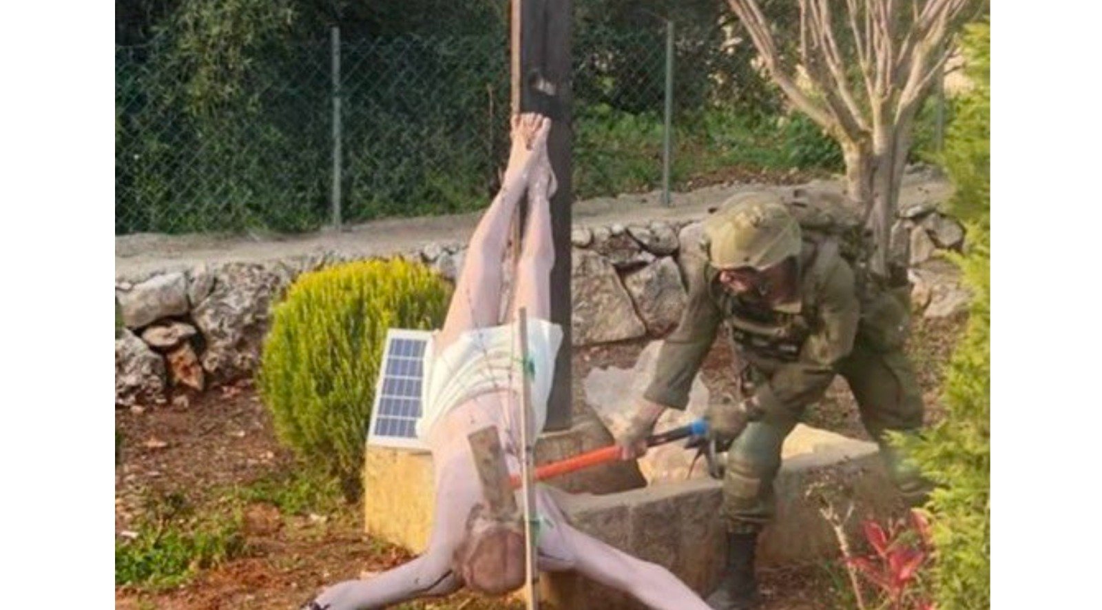 La patrulla israelí que practicó el martirio de las cosas, que profanó una imagen de Cristo en el Líbano cristiano, debiera ser algo más que contradicha