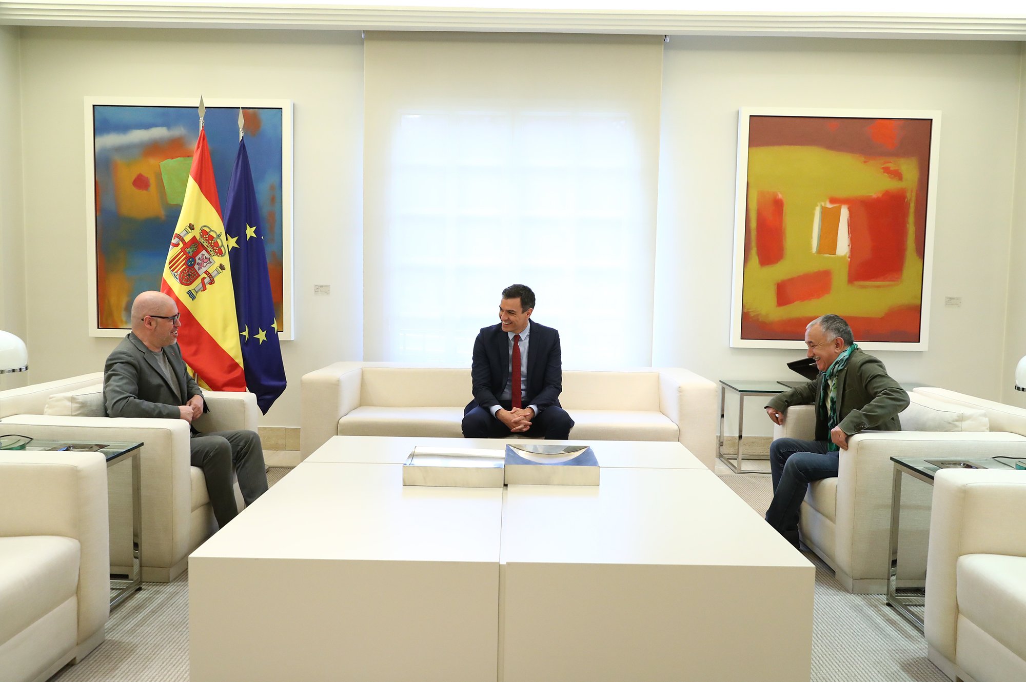 l presidente del Gobierno conversa con los secretarios generales, de UGT, Pepe Álvarez, y de CCOO, Unai Sordo, durante una reunión celebrada en La Moncloa