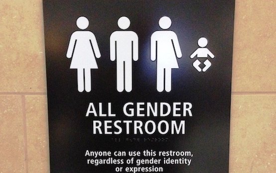 Es lo ocurrido en Kansas, donde un concejal ha propuesto acabar con los baños de género neutro en el Aeropuerto Internacional de Kansas City después de que un hombre supuestamente filmara a mujeres dentro de una de las instalaciones