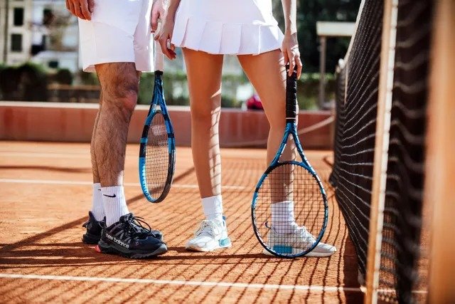 El protagonista es el Tenis Sport Las Palmeras, un club de tenis abandonado que ha sido okupado por varios okupas, de "diferentes nacionalidades"