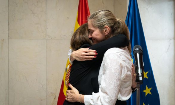 Abrazo entre Teresa Ribera y Sara Aagesen
