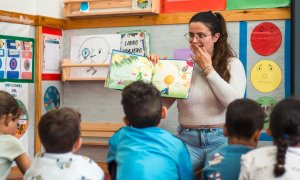 Una maestra impartiendo clase en el CEIP Ramón y Cajal de Alpartir