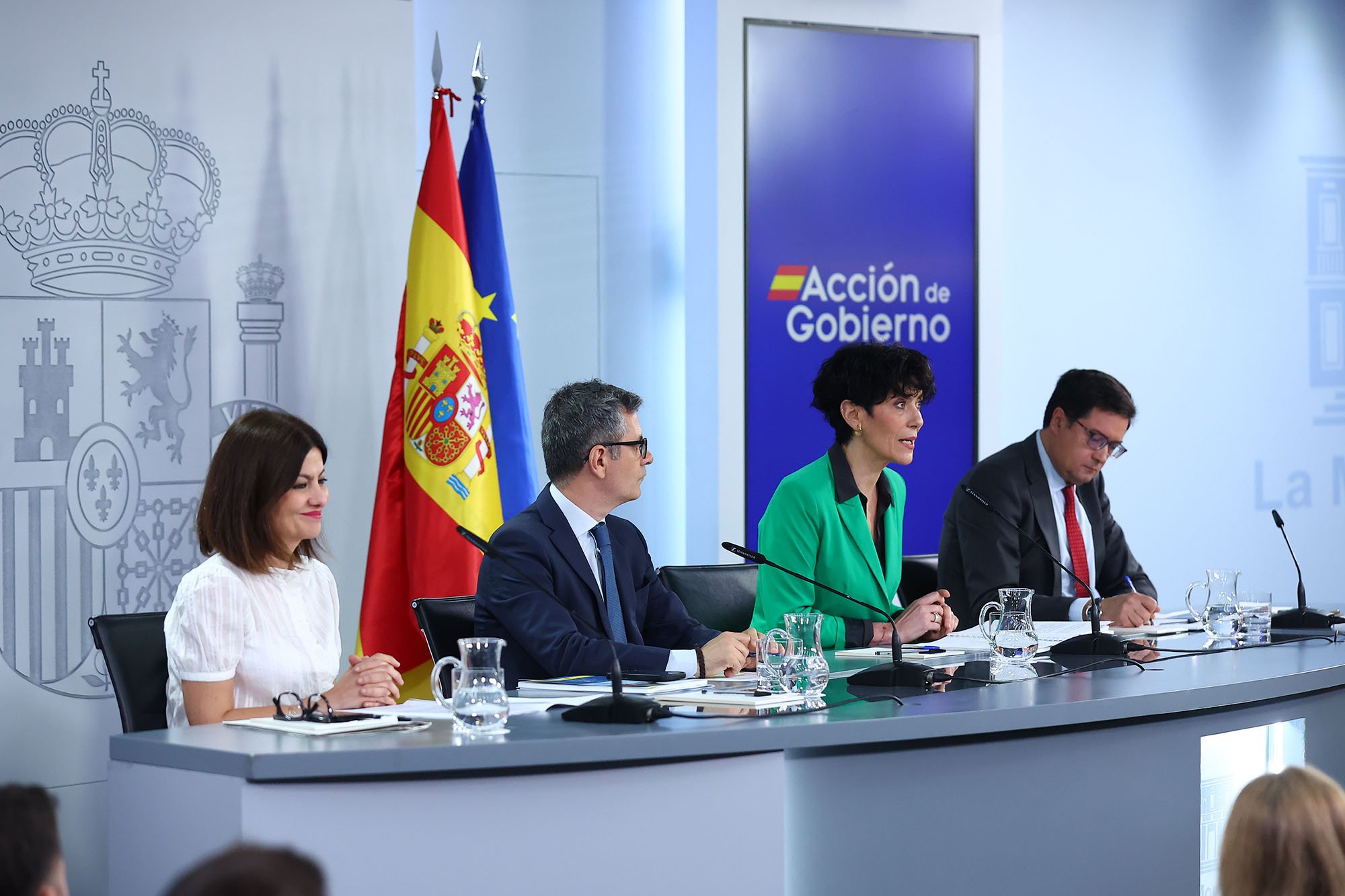 Elma Saiz, que cada día recita mejor su lección de somos los mejores, sale rodeada de Félix Bolaños, titular de Presidencia y Justicia, uno de nuestros peores ciudadanos, Sira Rego y el responsable de funcionarios, Óscar López