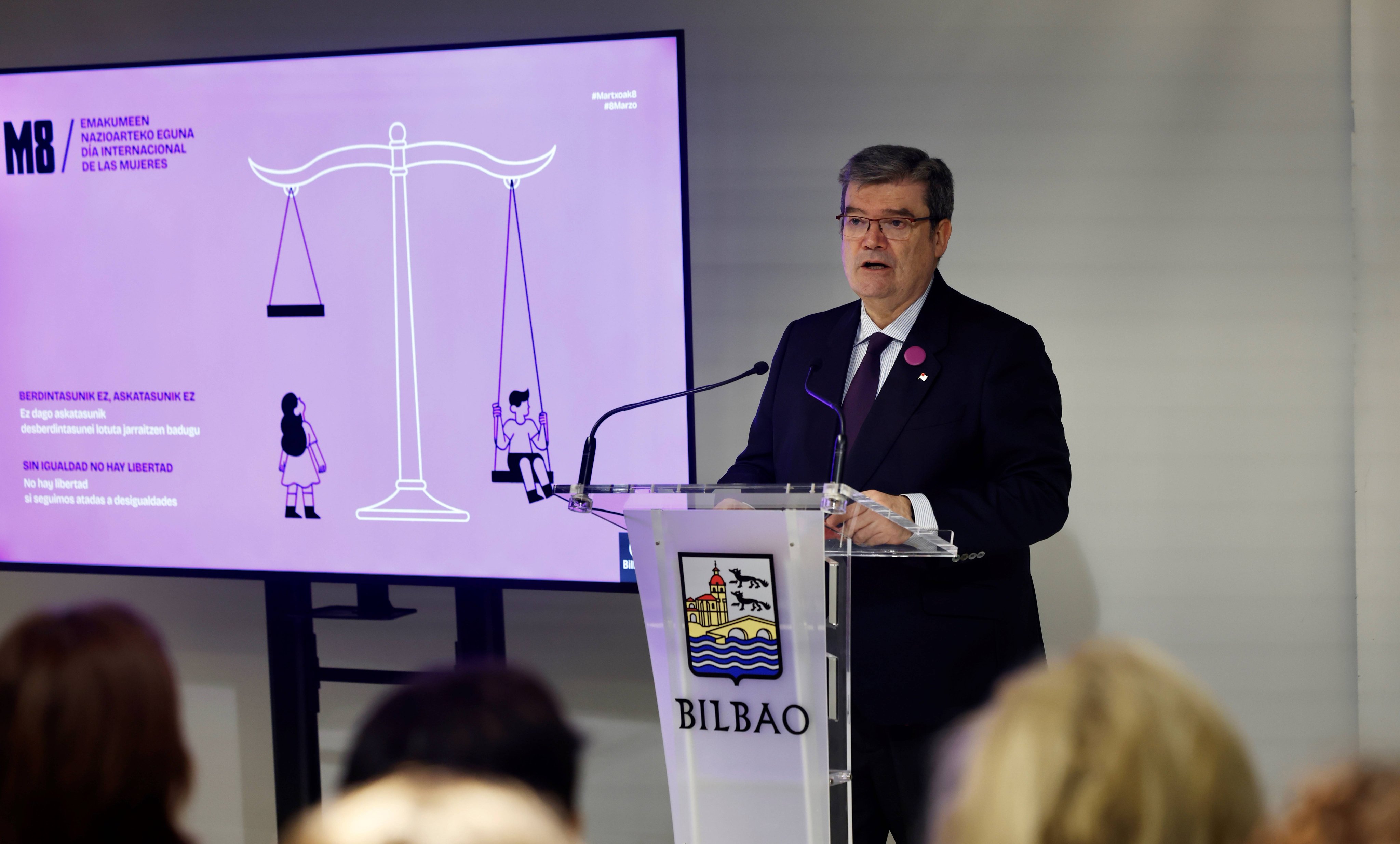 Pero el alcalde Juan Mari Aburto (EAJ-PNV) dejó el edficio tal cual, no hizo nada, no tomó medidas, no lo tapió, no le ha dado uso, por lo que el resultado era obvio: 85 personas han vuelto a entrar a okupar