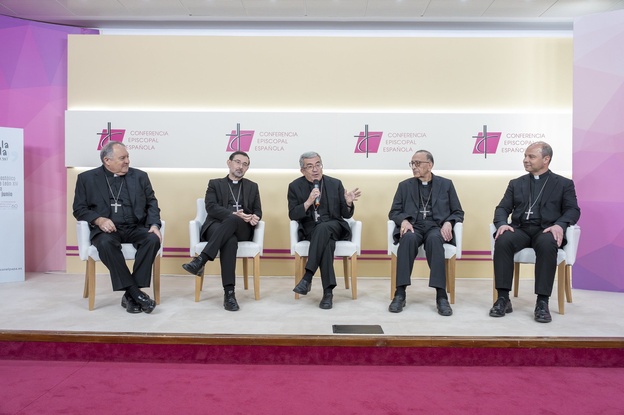 El arzobispo de Barcelona, el cardenal Juan José Omella, el arzobispo de Madrid, José Cobo, el obispo de Canarias, José Mazuelos, el de Tenerife, Eloy Santiago, y el arzobispo de Valladolid, Luis Argüello, que preside el órgano de gobierno de la Iglesia en España, han sido los encargados de presentar el itinerario, que no tiene desperdicio / Foto: Pablo Moreno