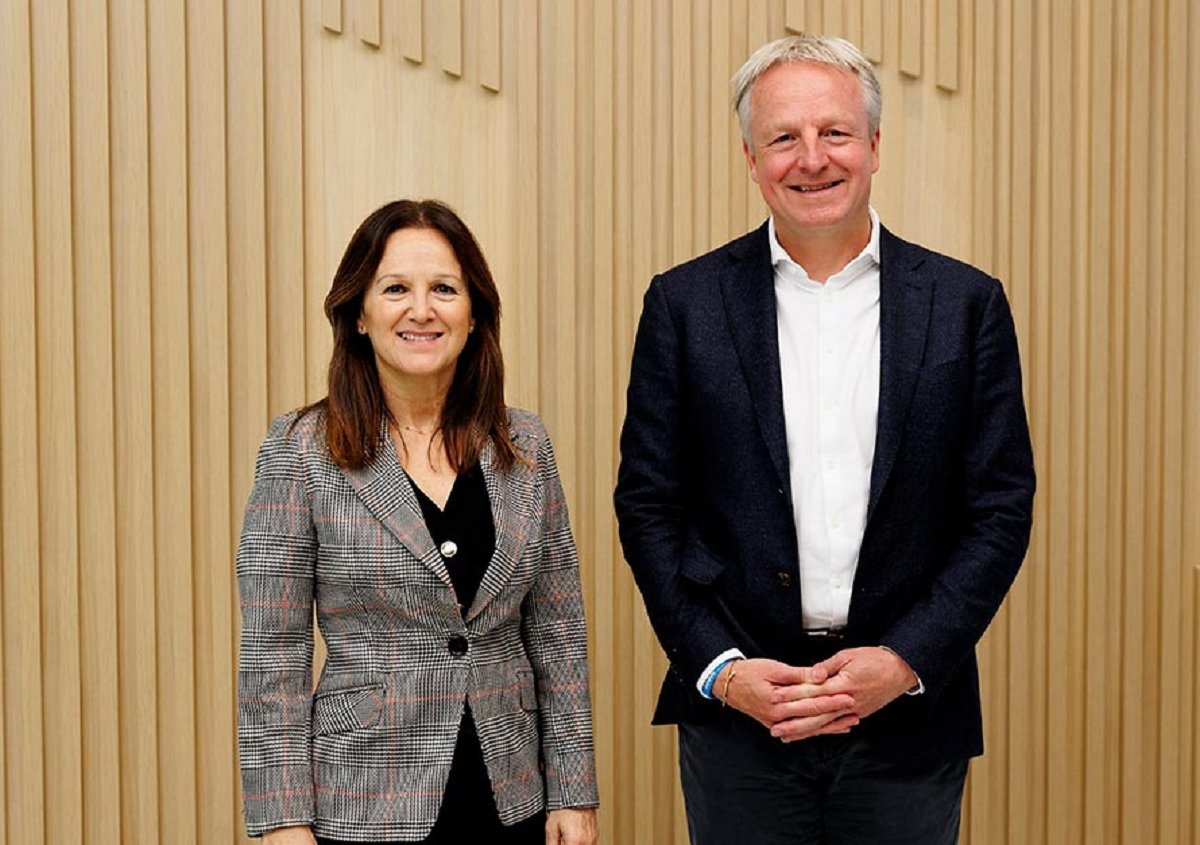 Mercedes Oblanca, presidenta y CEO de Accenture en España y Portugal junto a Maarten Wetselaar, CEO de Moeve