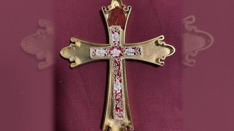 Cruz pectoral del papa León con la reliquia del agustino español, el beato mártir Anselmo Polanco, obispo de Teruel