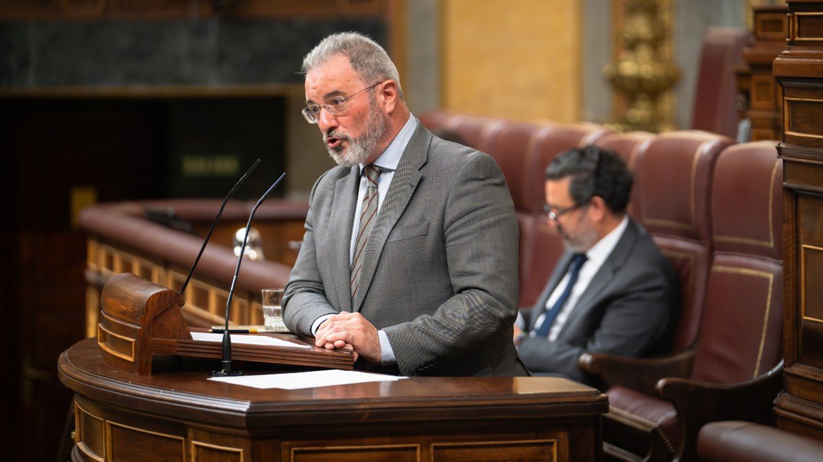 El diputado de VOX por Valencia, Carlos Flores, lanzó una contundente crítica a la hipocresía del Gobierno sanchista