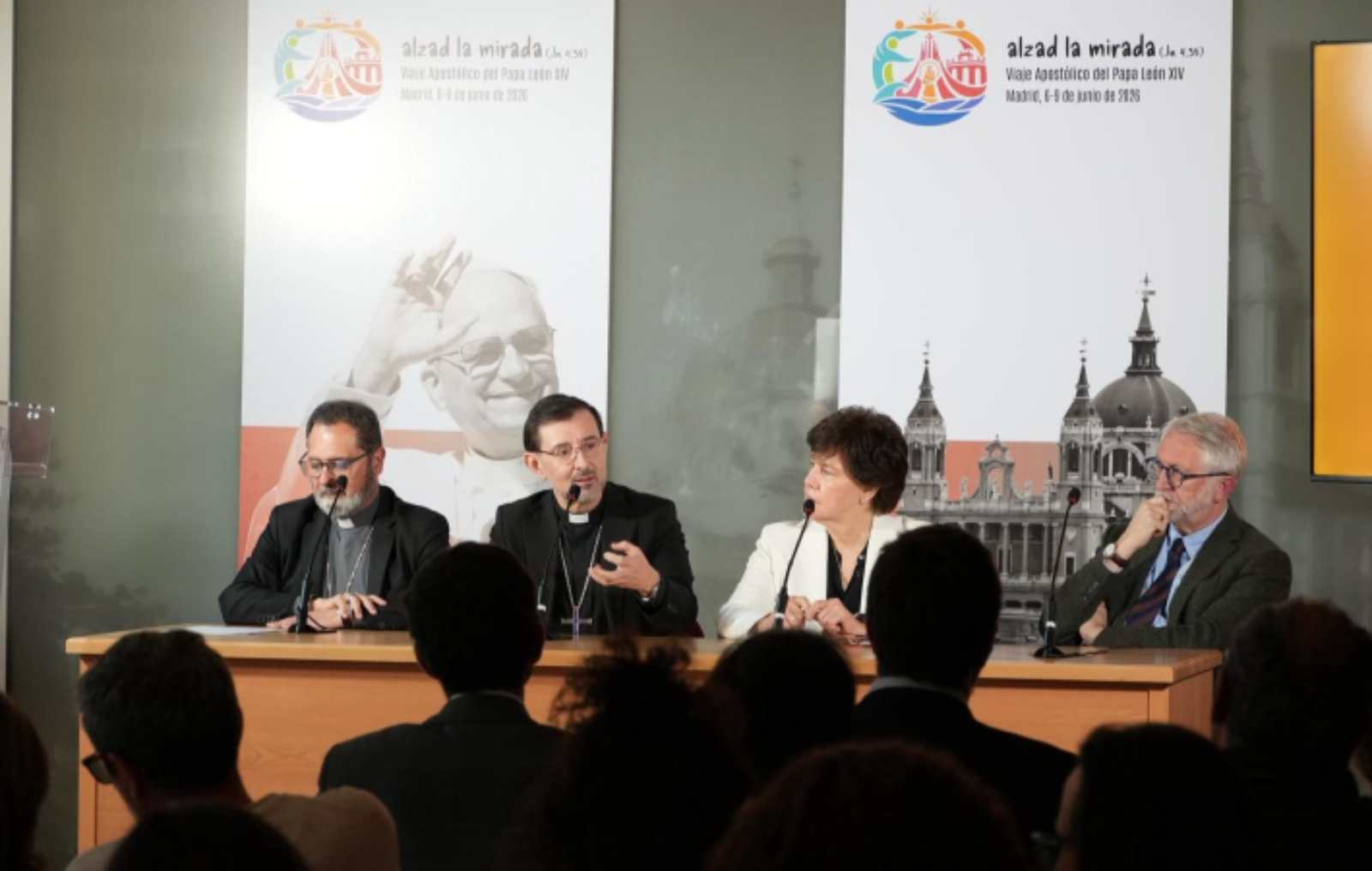 El cardenal José Cobo (en el centro), junto al obispo auxiliar de Madrid, Mons. Vicente Martín, la directora pastoral del viaje a Madrid, Laura Moreno y el director técnico del viaje, Yago de la Cierva