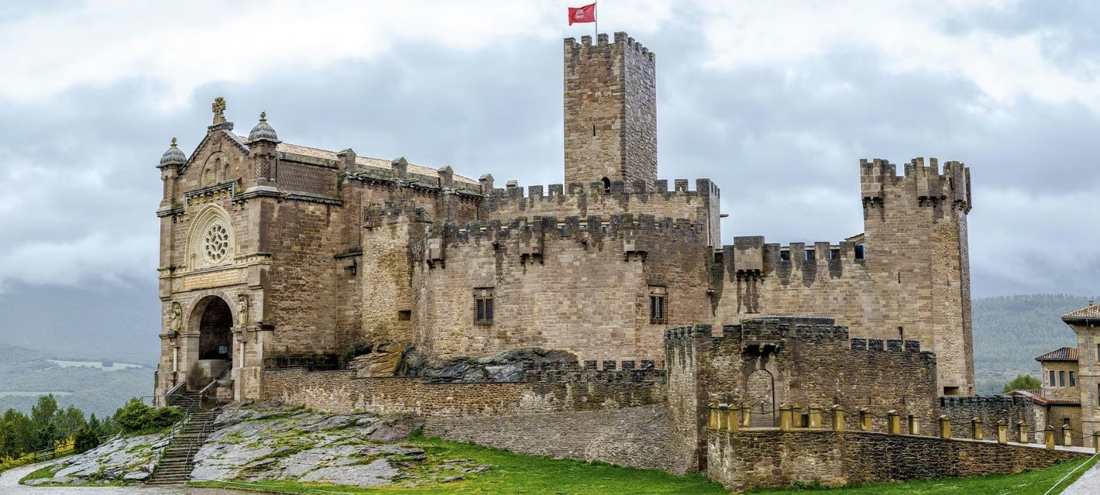 Pues bien, los jesuitas han permitido que, nada menos que en el Castillo de Javier, en Navarra -sí el de San Francisco Javier, apóstol de la India, para mayor confusión- se celebre un congreso ibérico de Yoga
