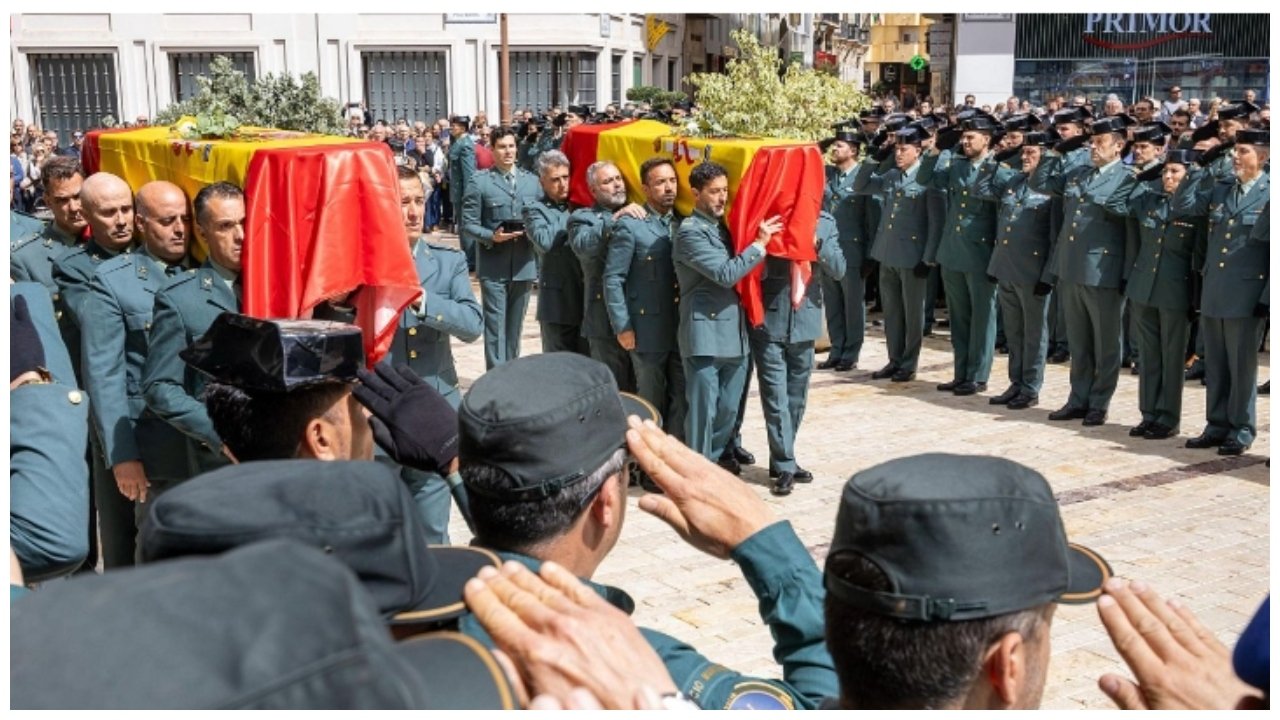 El 'galgo de Paiporta' (Sánchez) y 'el juececillo valiente' (Marlaska) dejaron sola a Marisu ante la ira de la Guardia Civil,  en el funeral por la muerte de otros dos miembros de la Benemérita, por culpa de los narcos