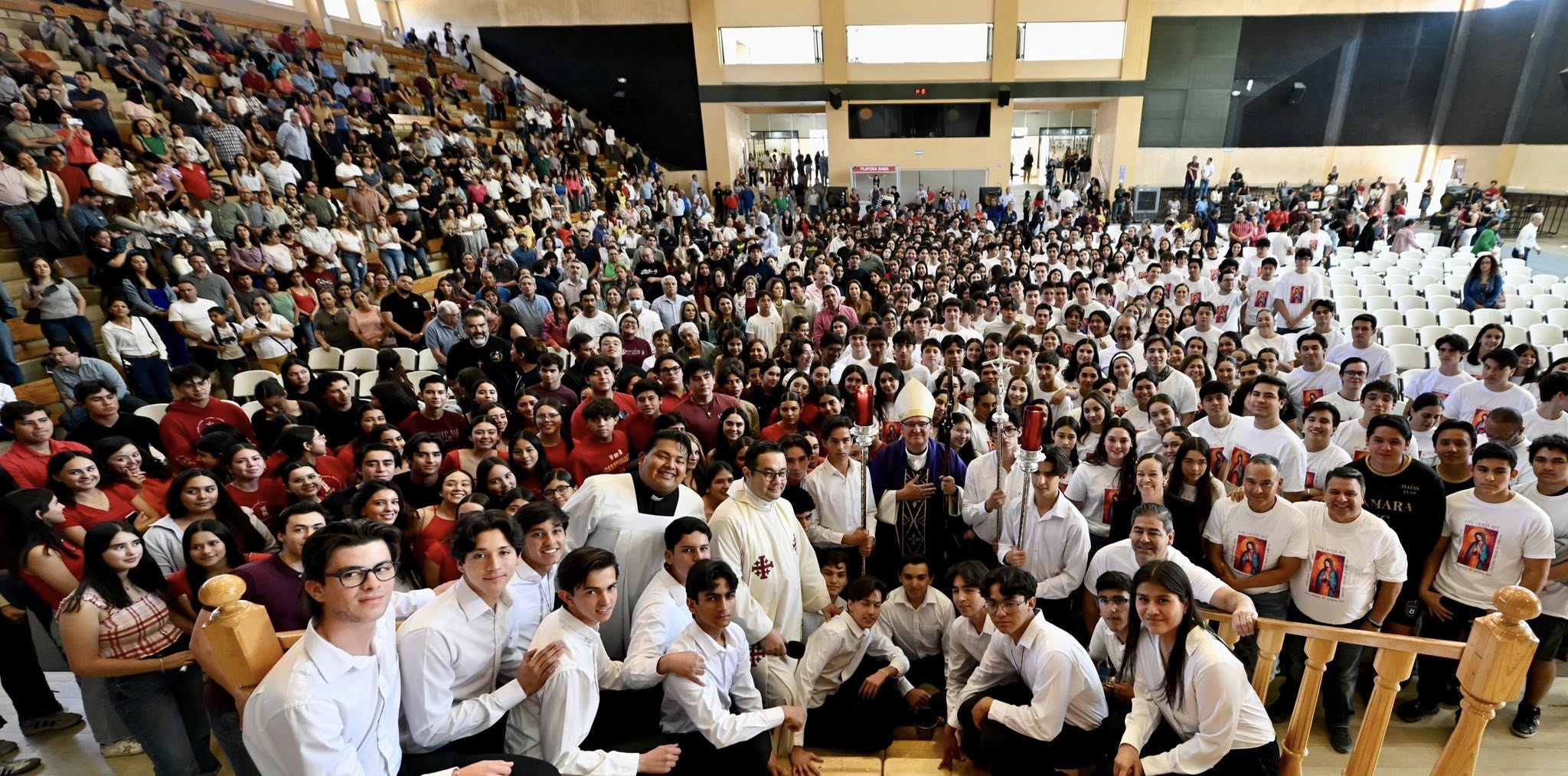 Monseñor Hilario González, obispo de Saltillo, con la mitra episcopal