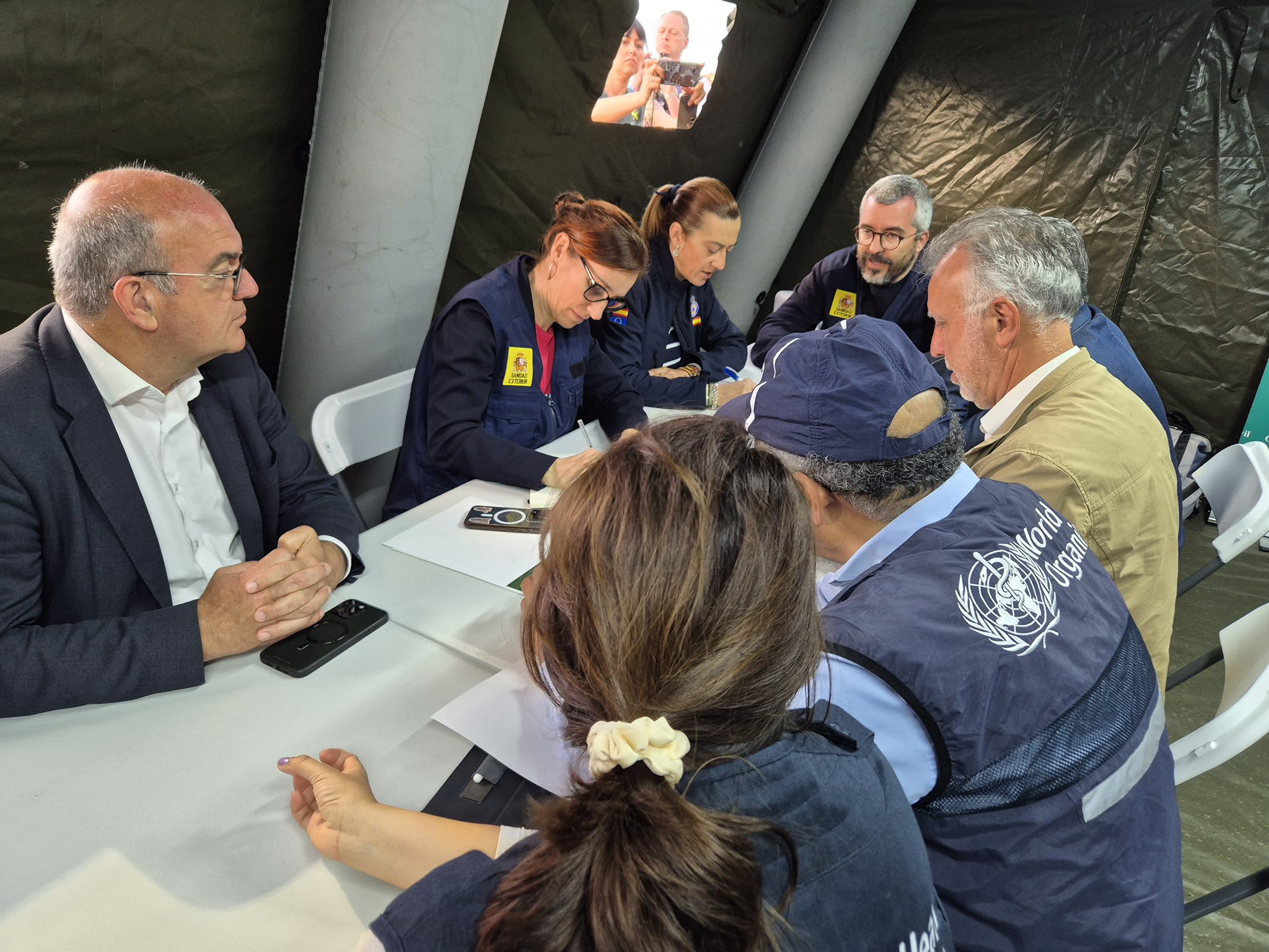 Mónica García trabajando con su equipo Mónica García trabajando con su equipo