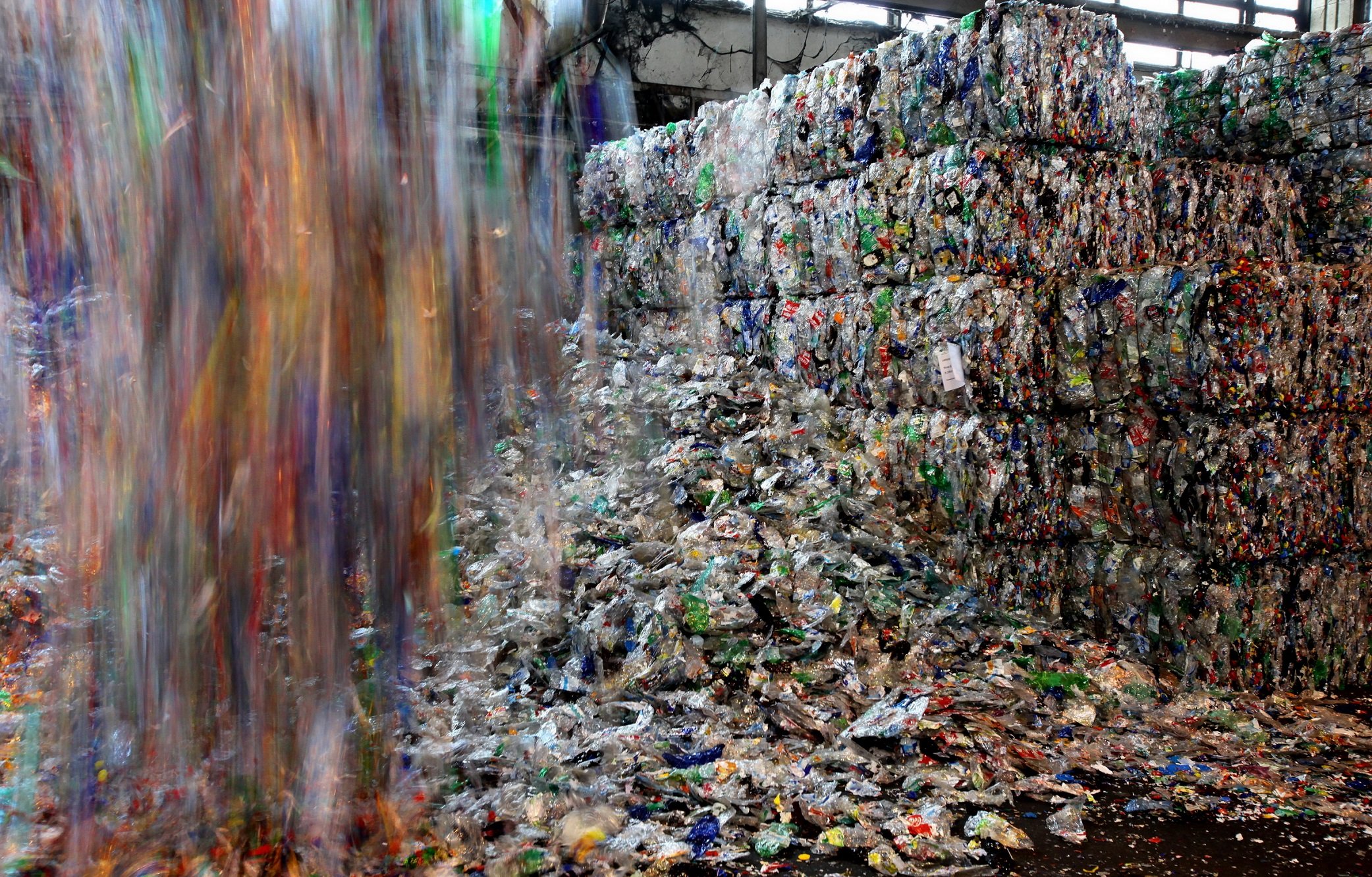 Veolia ha obtenido financiación para modernizar y reforzar tecnológicamente sus dos instalaciones de referencia en el reciclaje de plástico en nuestro país, en las que el año pasado procesaron más de 130.000 toneladas de material Veolia ha obtenido financiación para modernizar y reforzar tecnológicamente sus dos instalaciones de referencia en el reciclaje de plástico en nuestro país, en las que el año pasado procesaron más de 130.000 toneladas de material