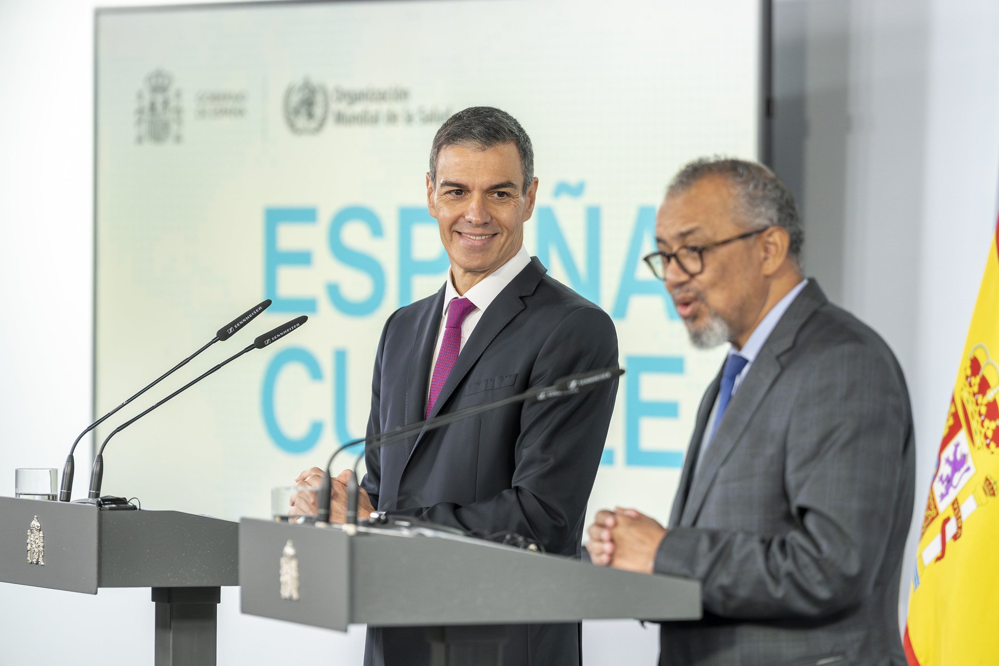 Pedro y Tedros, hablaron de "la paz en el mundo" y del "amor". Ambos se lanzaron mutuos elogios y Adhanom confesó que un canario le dijo que lo importante en el mundo actual es "la compasión y el amor" / Foto: Pablo Moreno