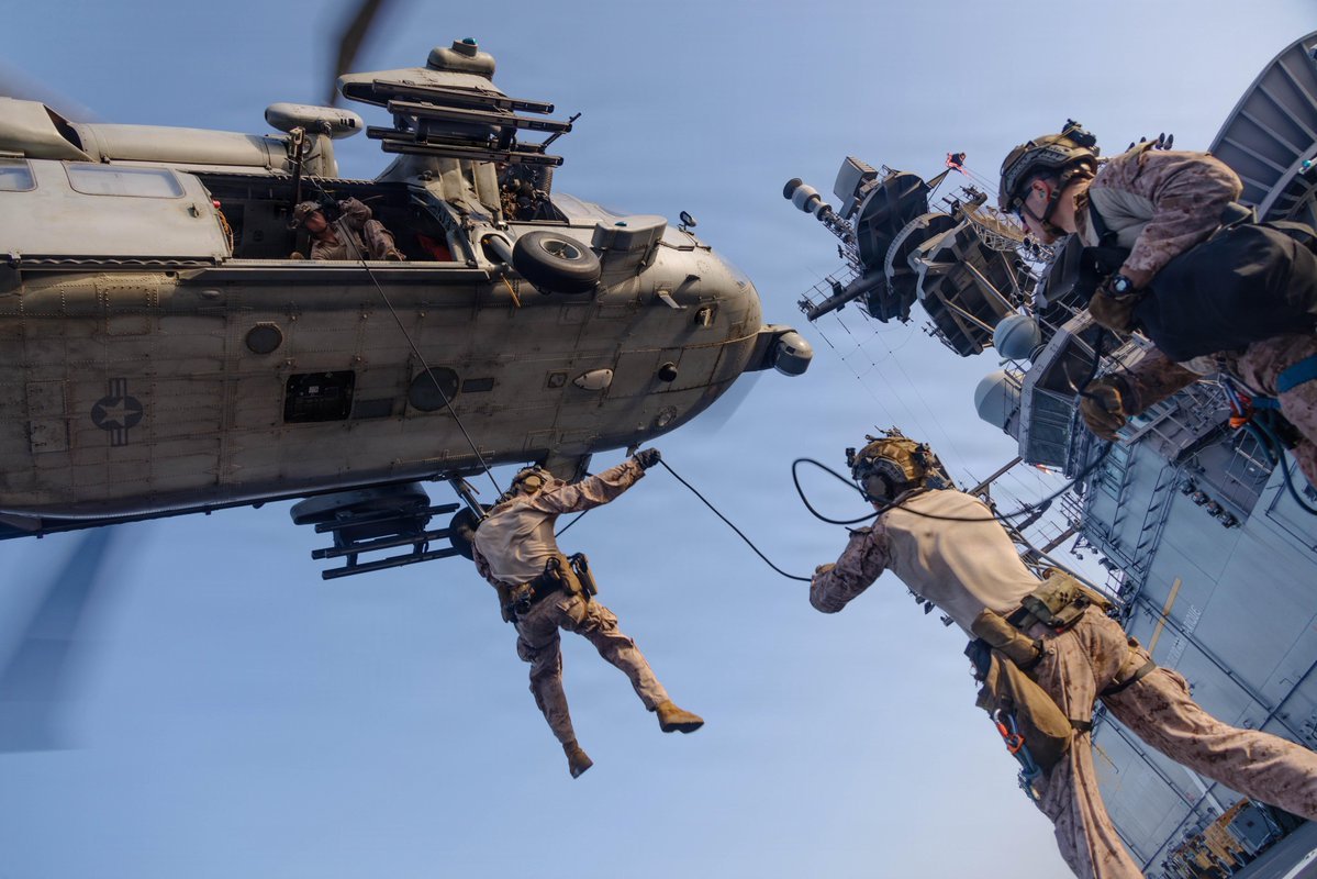 Marines de los EEUU descienden de sus aeronaves en un acción militar