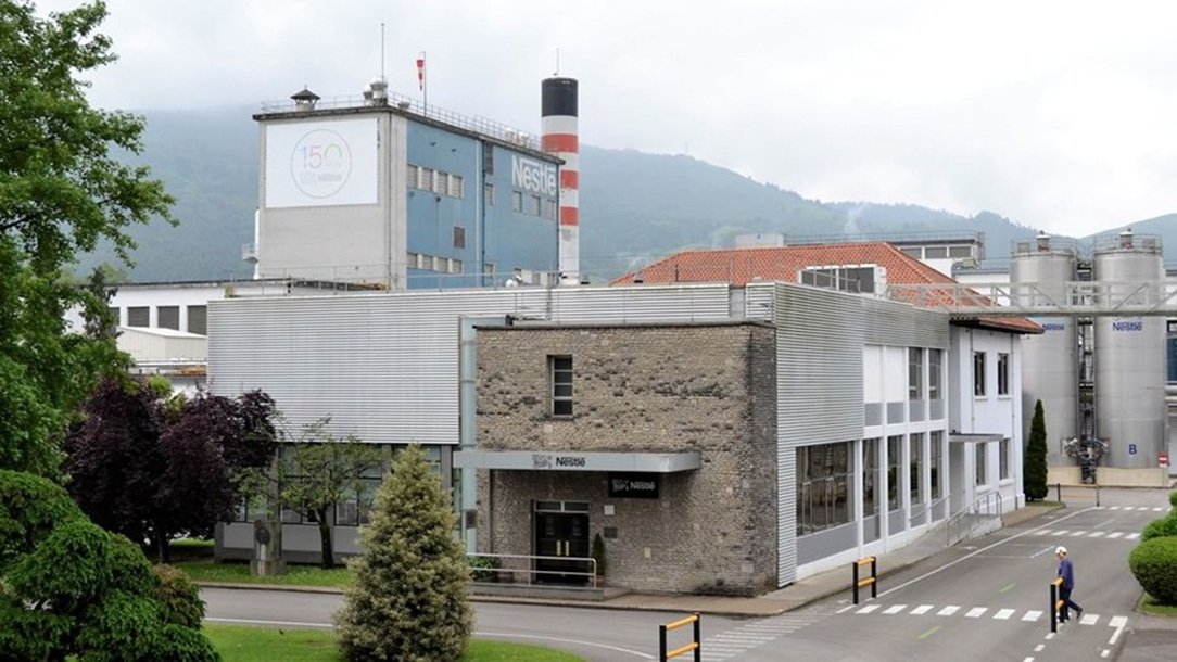 En la fábrica de La Penilla, Nestlé emplea a unas 1.000 personas (800 de forma directa) y el ERE afectará a 49