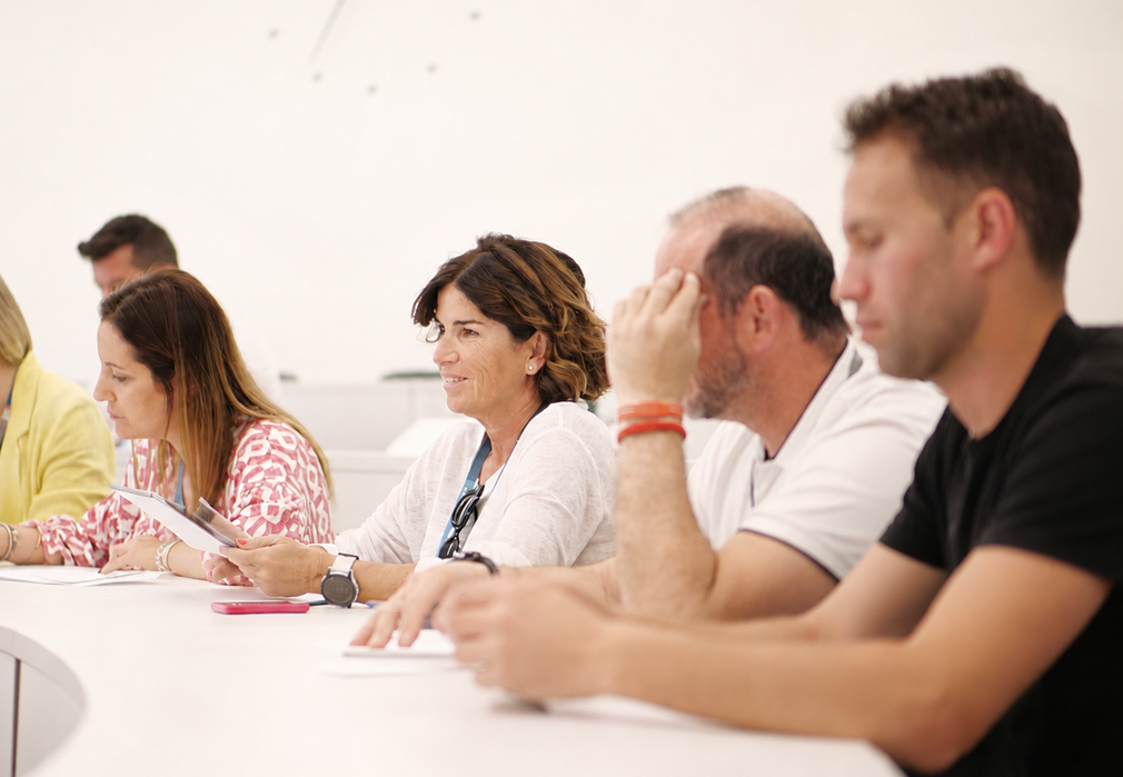 El Programa de Empresa Familiar de EDEM ofrece a los alumnos un entorno de aprendizaje único basado en la experiencia compartida entre familias empresarias y una metodología eminentemente práctica