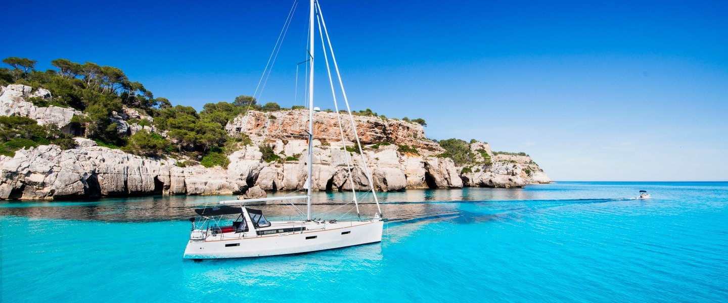 Ya saben, los okupas son 'vulnerables', pero también aspiran a vivir bien, por ejemplo, en Mallorca cuando llega el verano