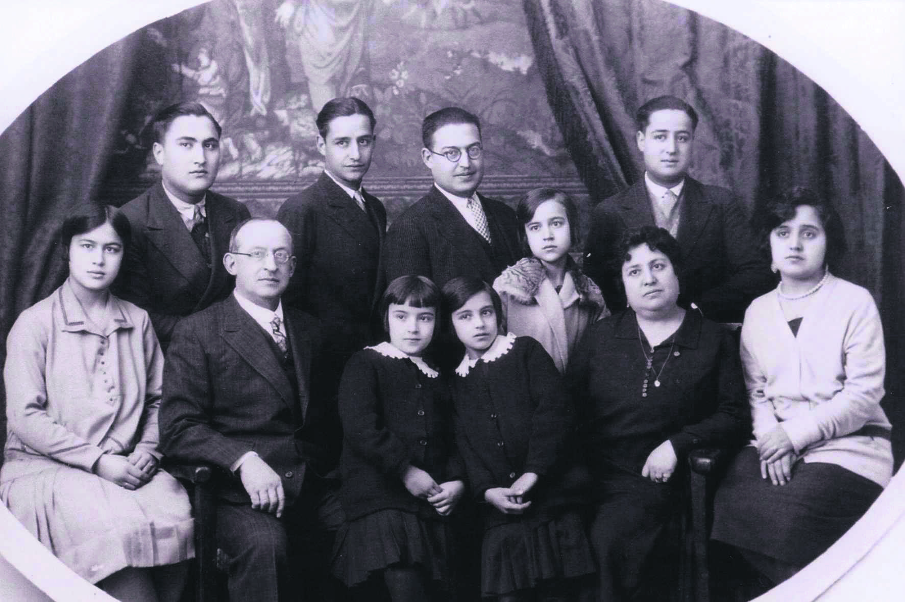 Familia de Pablo Meléndez y Dolores Boscá Bas con sus nueve hijos. De pie, el segundo por la izquierda es Alberto y el tercero Pablo