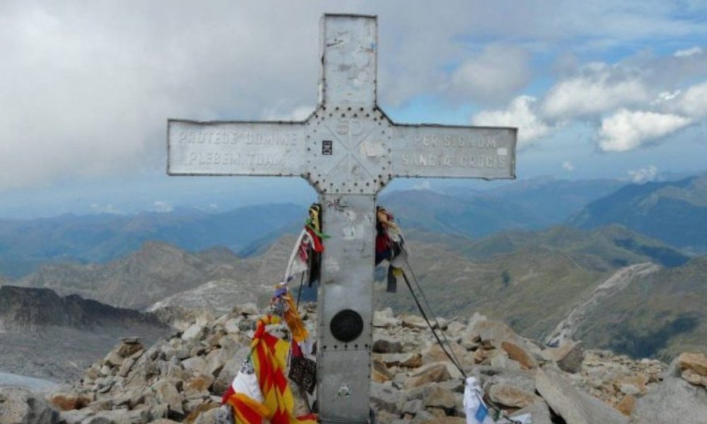La cruz original que estaba situada en el Aneto
