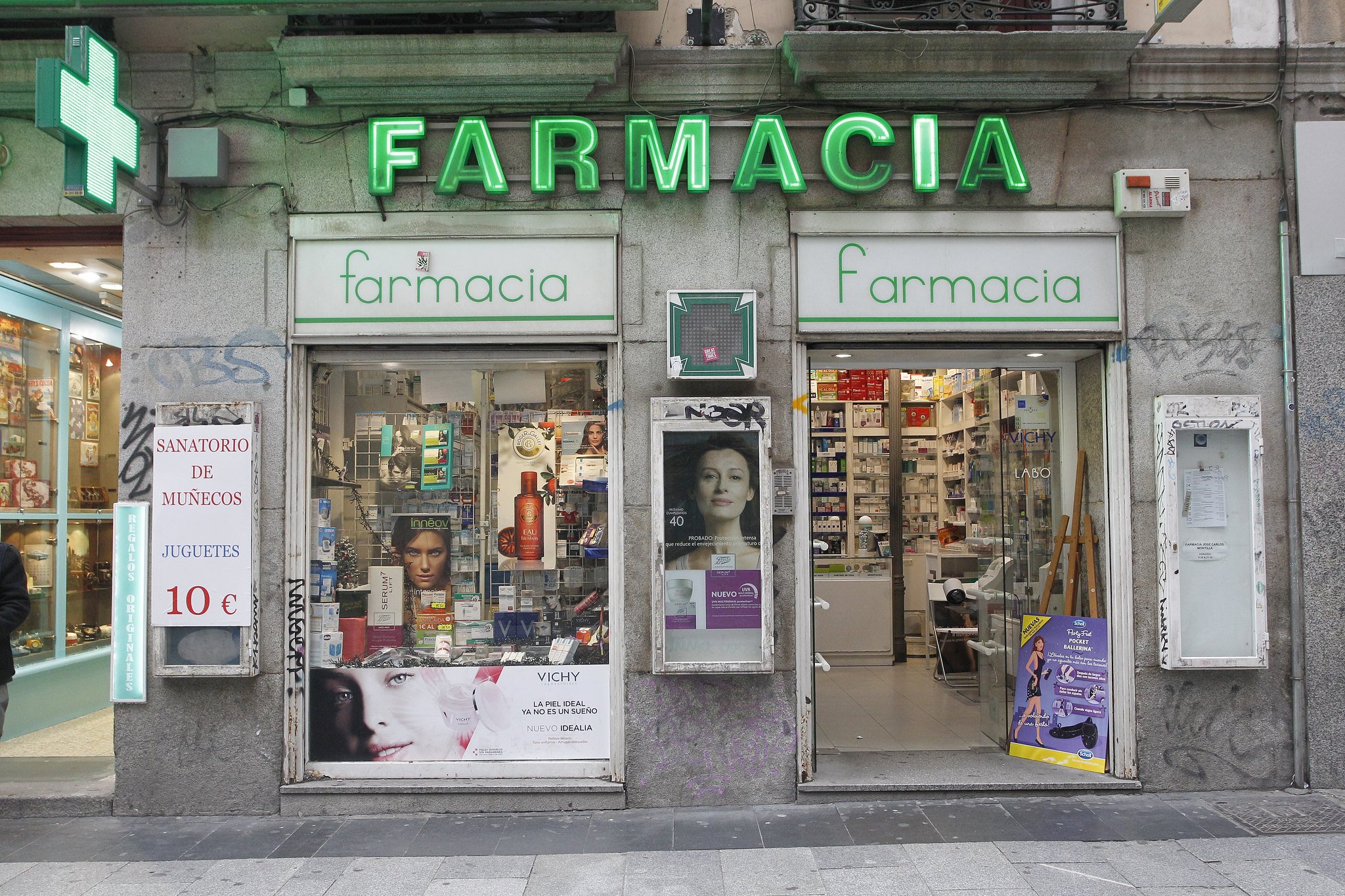 En el ámbito minorista, la CNMC propuso "flexibilizar la regulación sobre la propiedad de las oficinas de farmacia, el acceso a la actividad y su ejercicio" En el ámbito minorista, la CNMC propuso "flexibilizar la regulación sobre la propiedad de las oficinas de farmacia, el acceso a la actividad y su ejercicio"