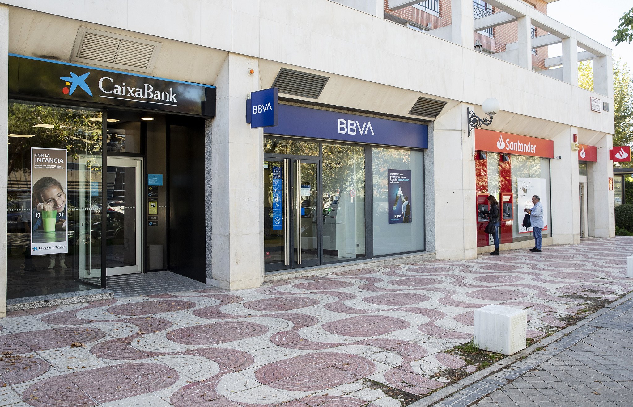 Hay menos sucursales bancarias y menos cajeros, pero ha mejorado el acceso presencial a los servicios bancarios y al efectivo, según el Banco de España. ¿Seguro? / Foto: Pablo Moreno